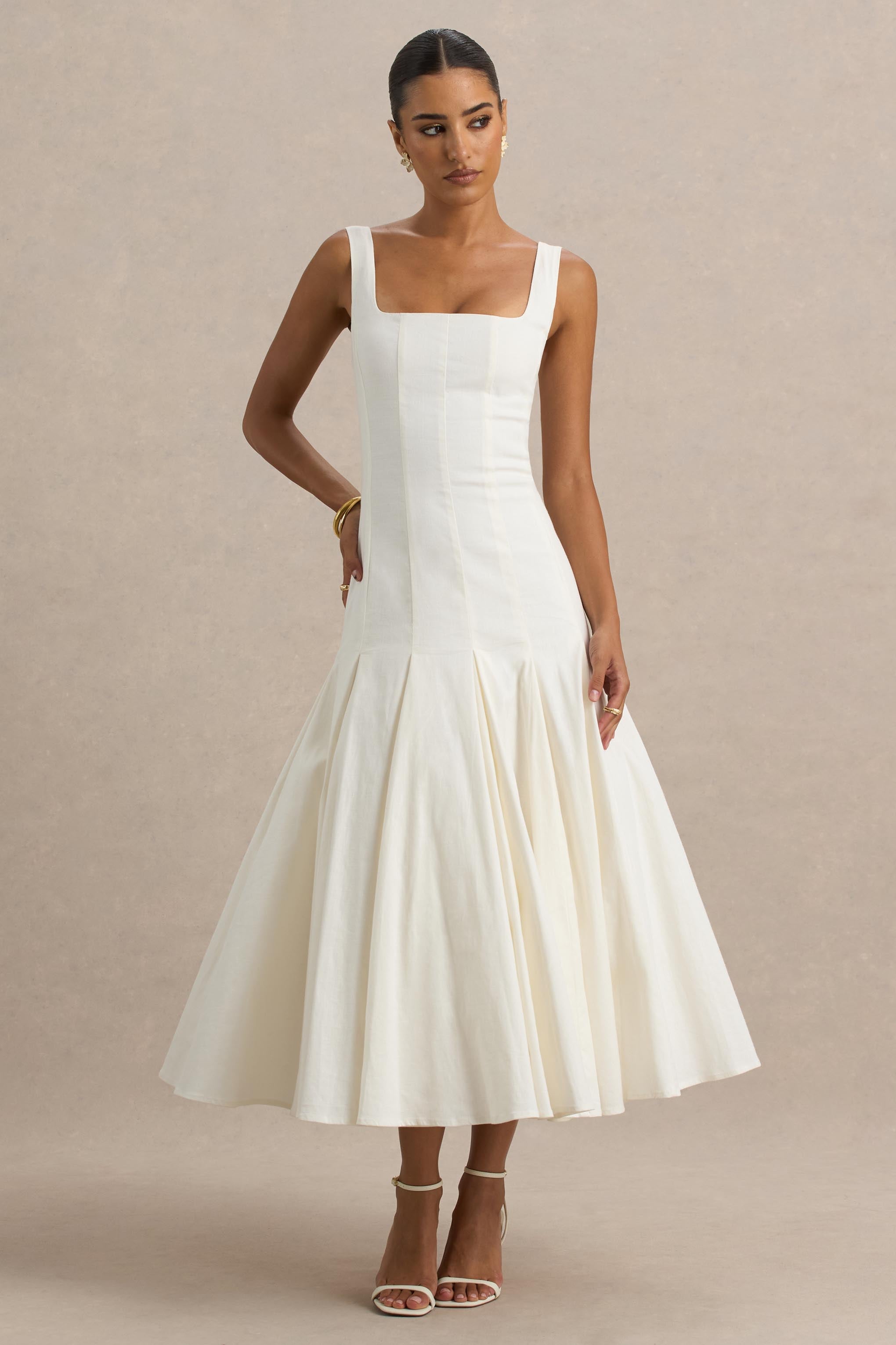 Magnolia | Weißes Midikleid mit Rundhalsausschnitt, tief sitzender Taille und Rüschendetails.
