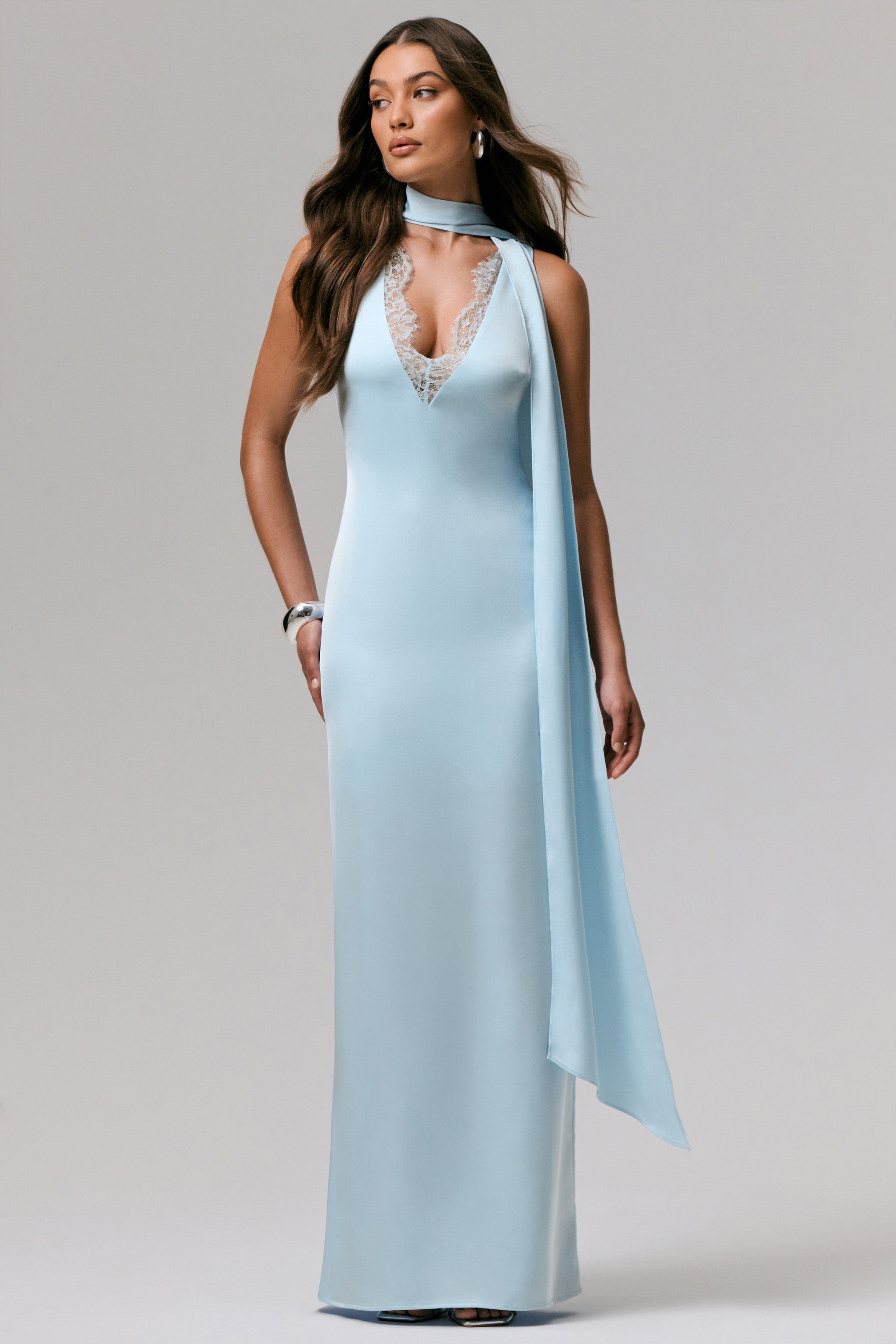 True Icon | Puderblaues Satin-Maxikleid mit hohem Kragen und Schleife
