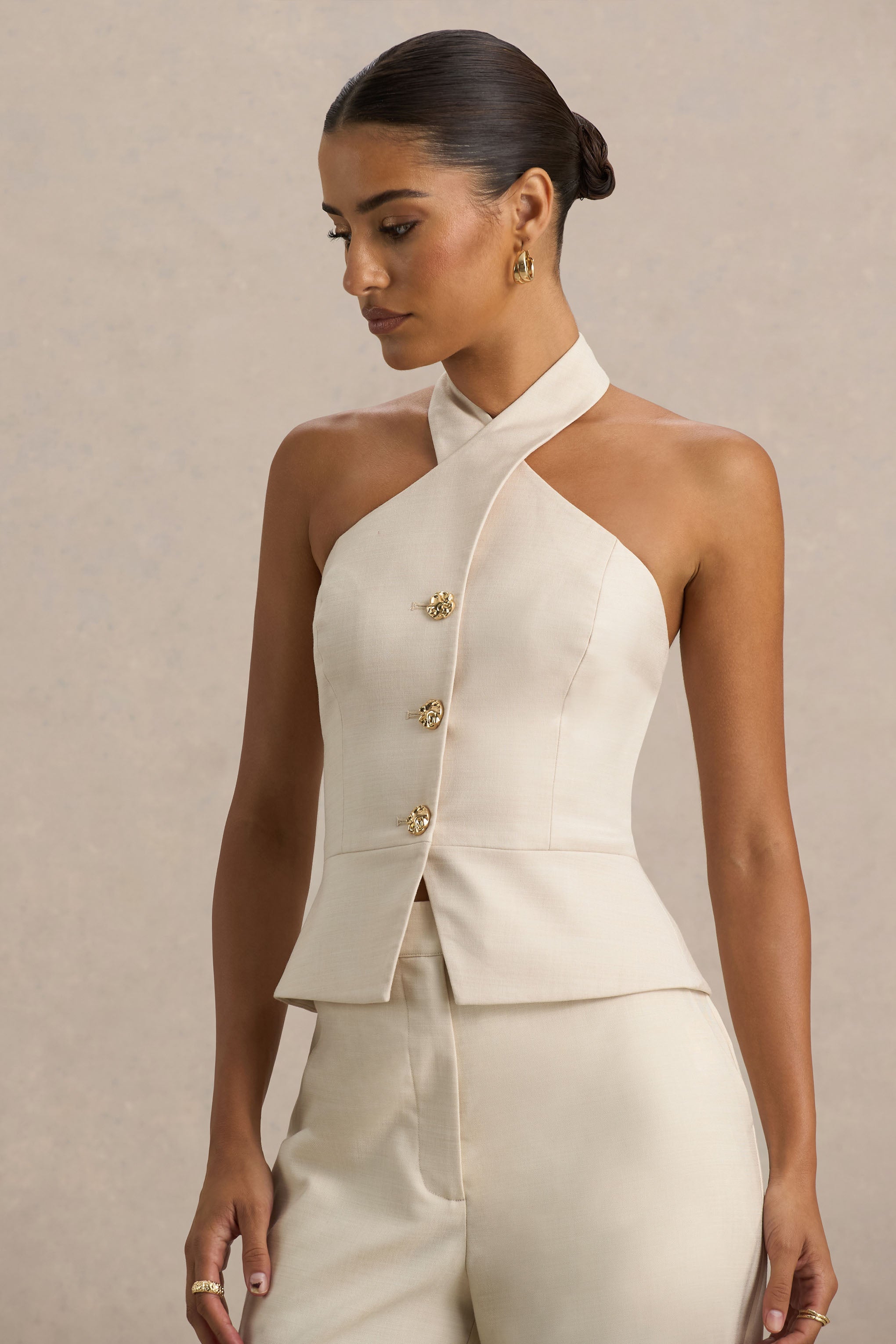 Cadence | Nude-farbenes Leinen-Top mit Halterneck und maßgeschneiderter Passform