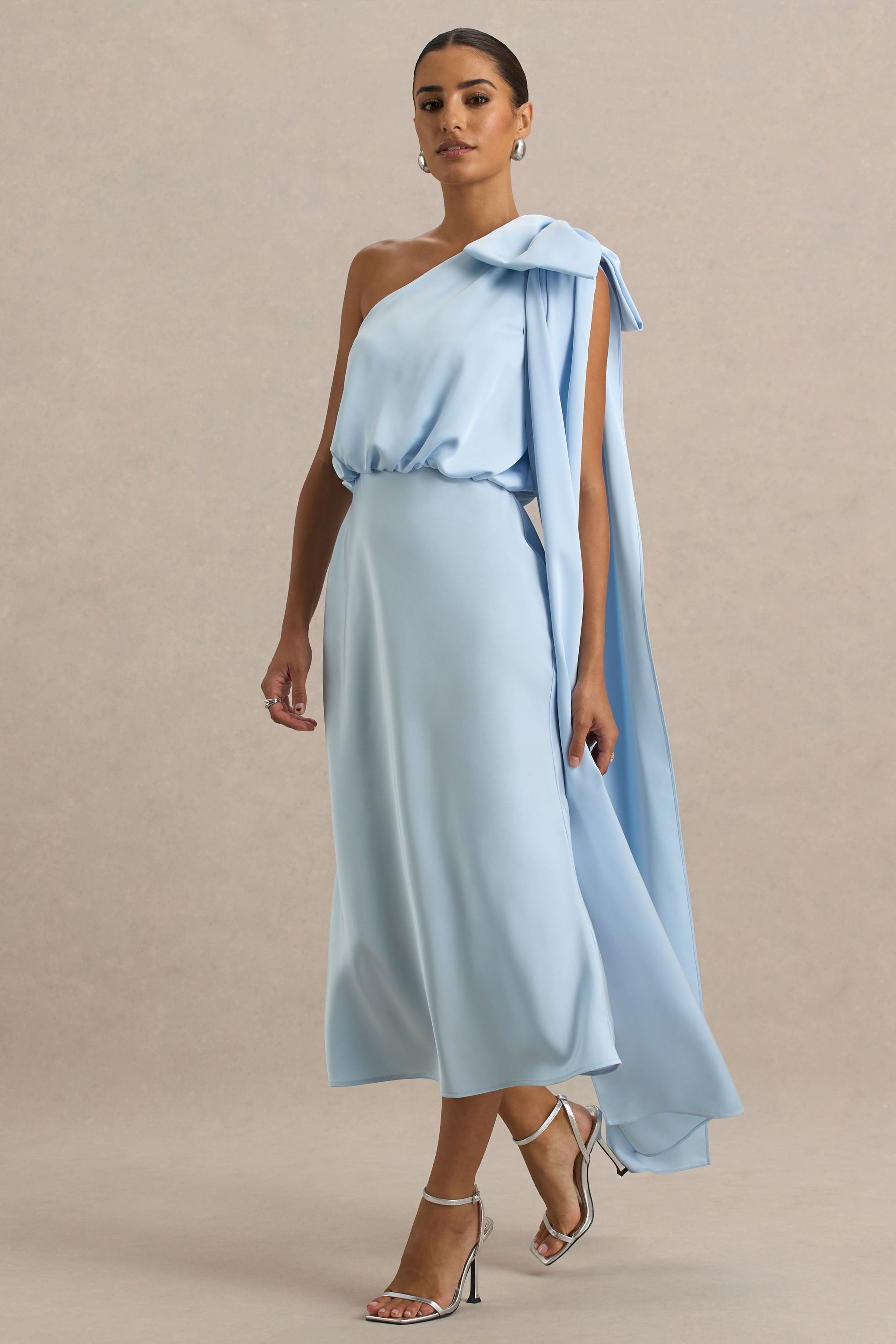 Celestia | Asymmetrisches Midikleid in Puderblau mit Cape-Detail
