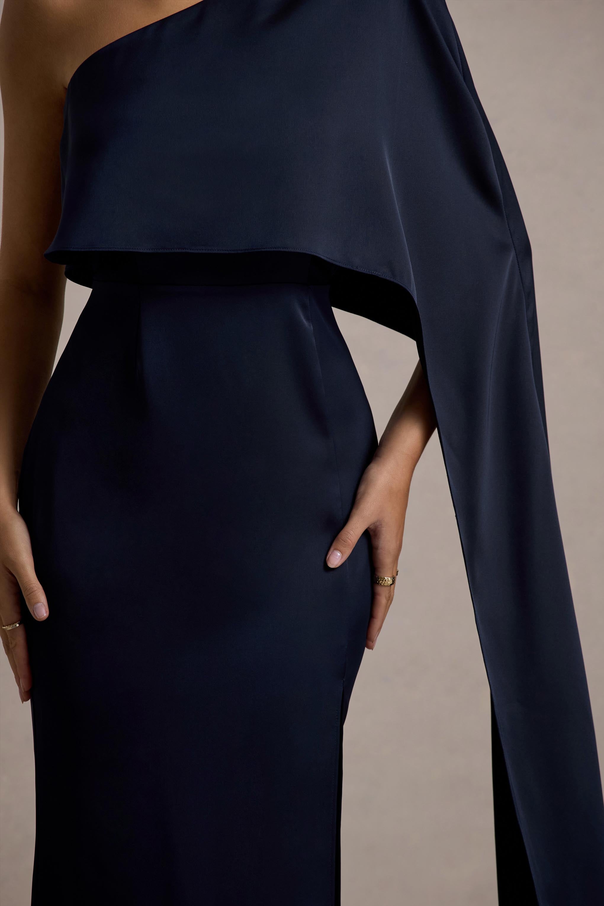 Amora | Marineblaues Satin-Maxikleid mit asymmetrischen Cape-Ärmeln und Schlitz