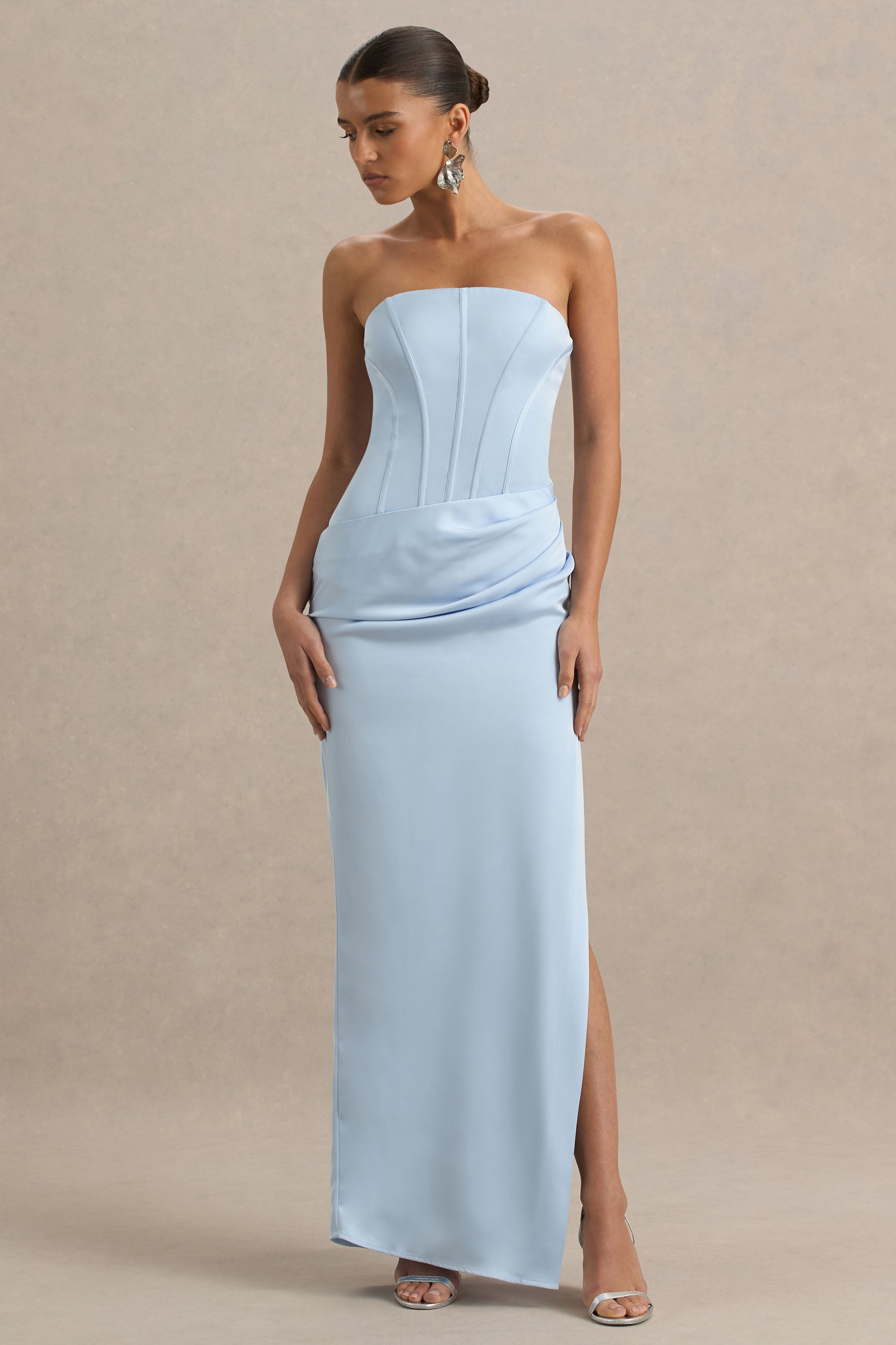 Joseline | Puderblaues Maxikleid aus Satin mit Korsett-Wickel und Schalkragen