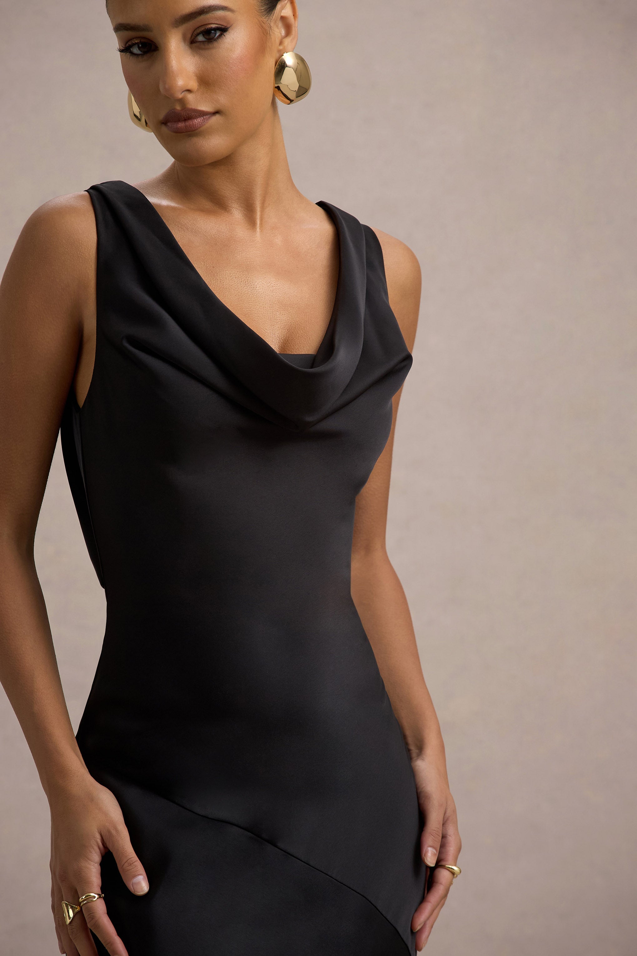 Alesso | Schwarzes Satin-Maxikleid mit Wasserfallausschnitt