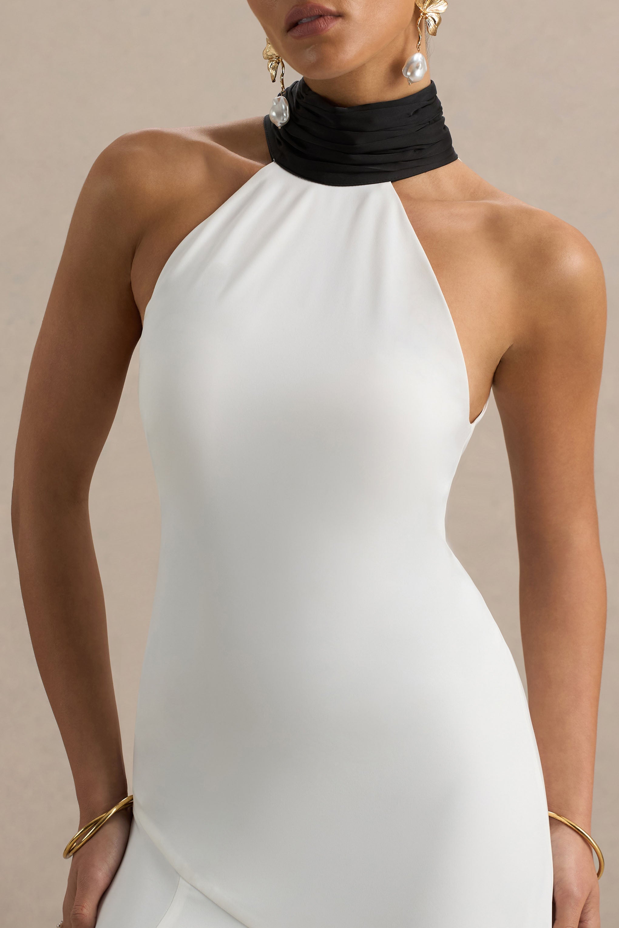 Luscious | Weiß-Schwarzes Maxikleid mit hohem Ausschnitt, Taillenabfall und Schleifendetail