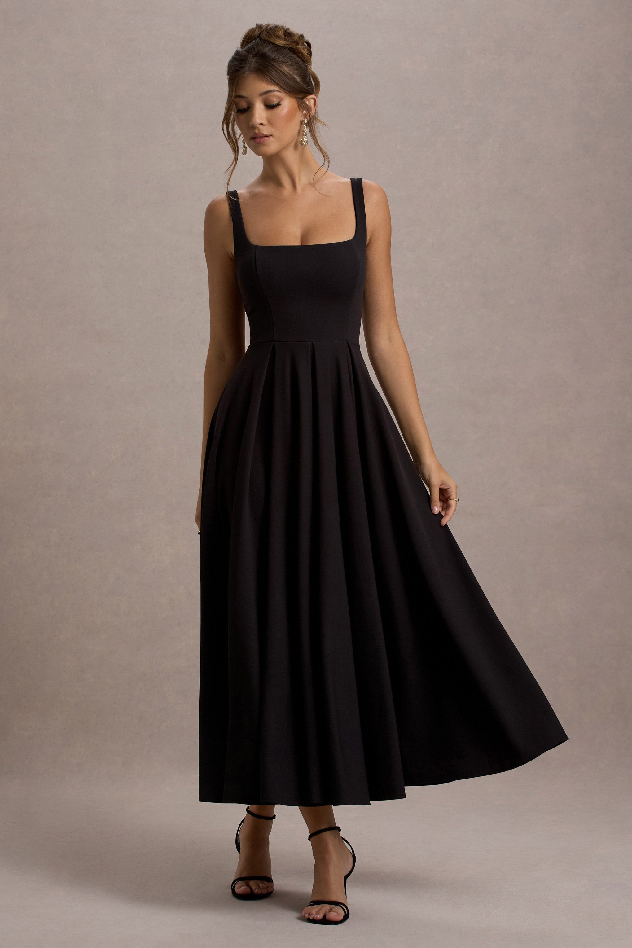 Parina | Schwarzes Midikleid mit Trägern und Volantsaum