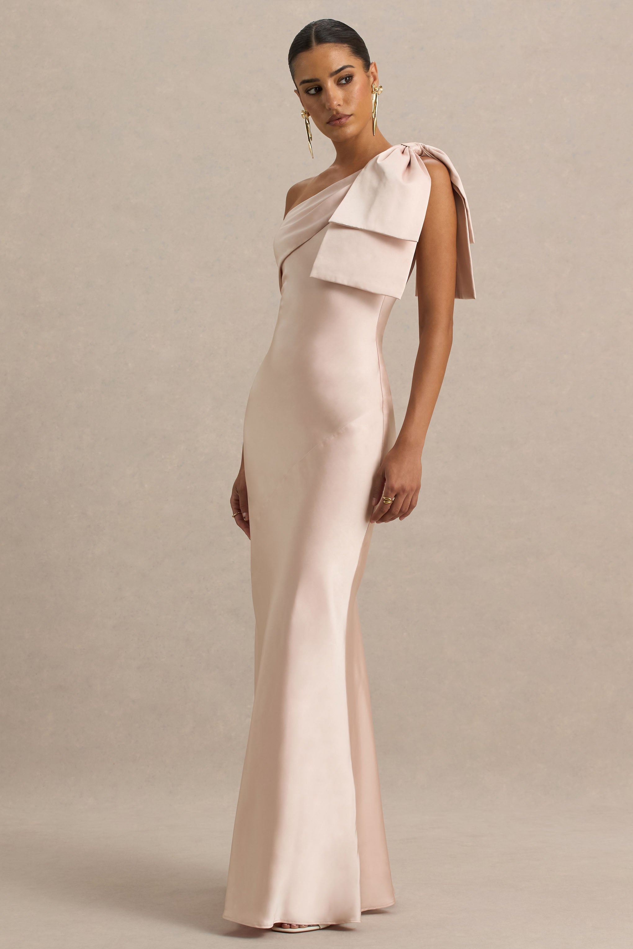 Valerie | Zartrosafarbenes Maxikleid aus Satin mit asymmetrischem Ausschnitt und Schleifendetail