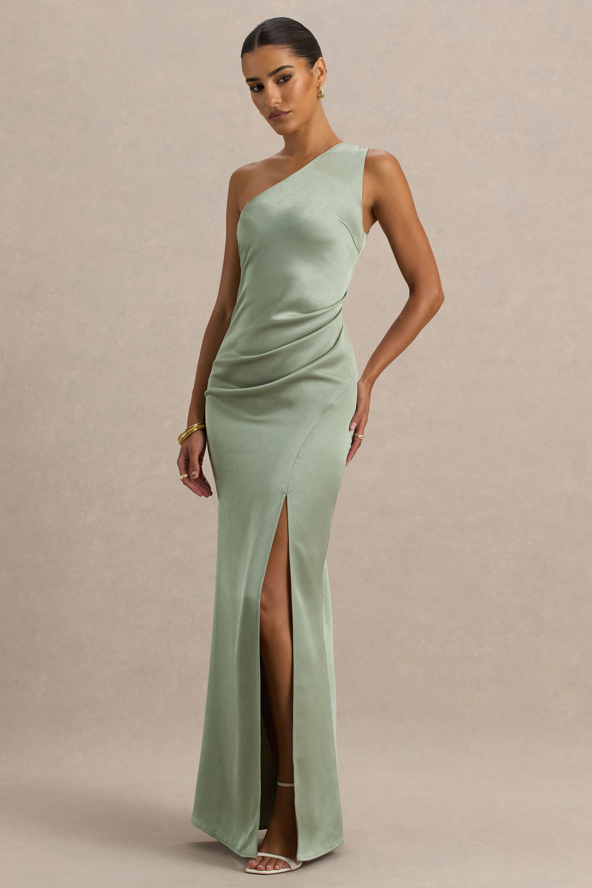 Beth | Salbeifarbenes Maxikleid mit asymmetrischem Ausschnitt und hohem Schlitz