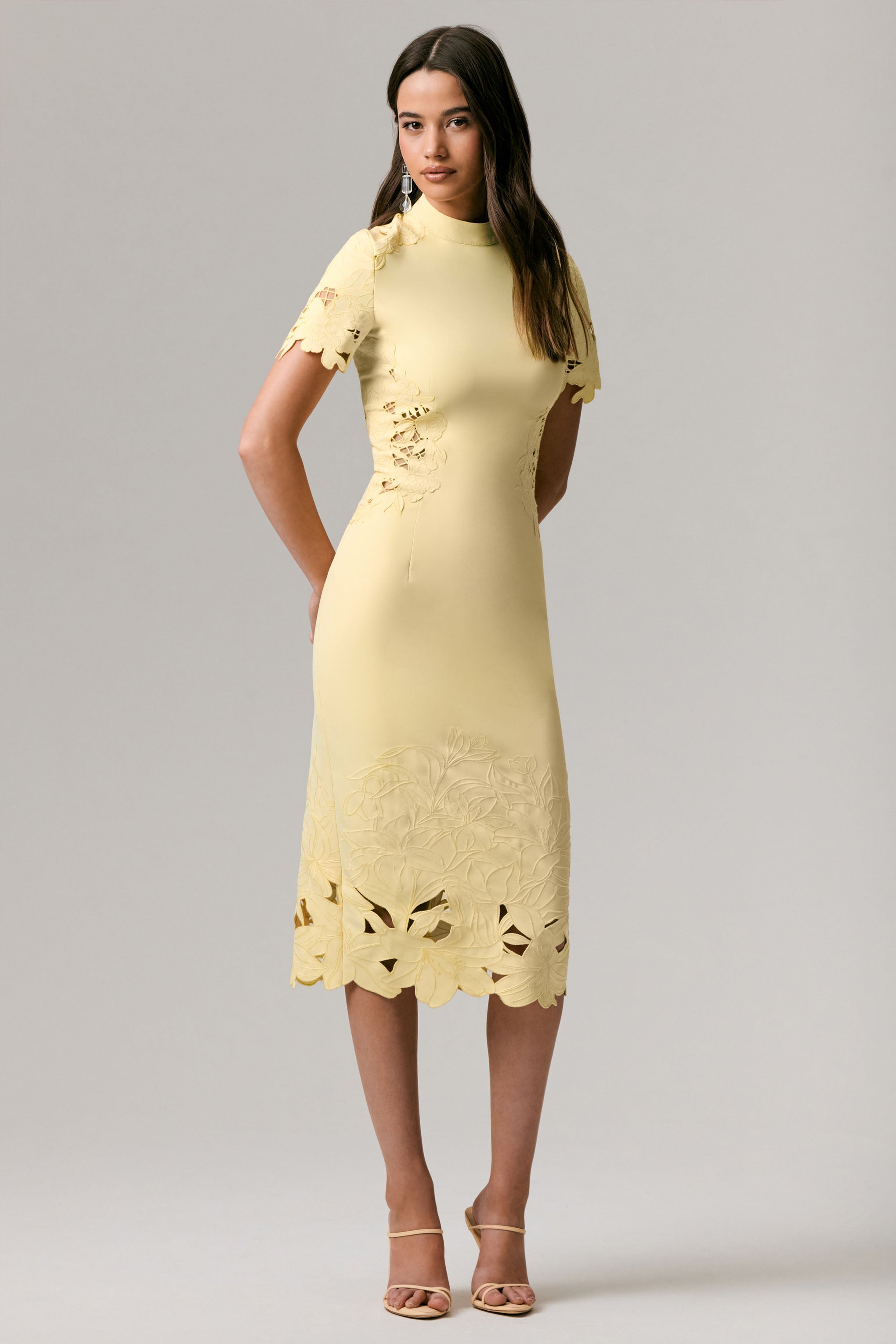 Guest List | Zitronengelbes Midikleid mit hohem Kragen und Cut-Out-Häkel-Details