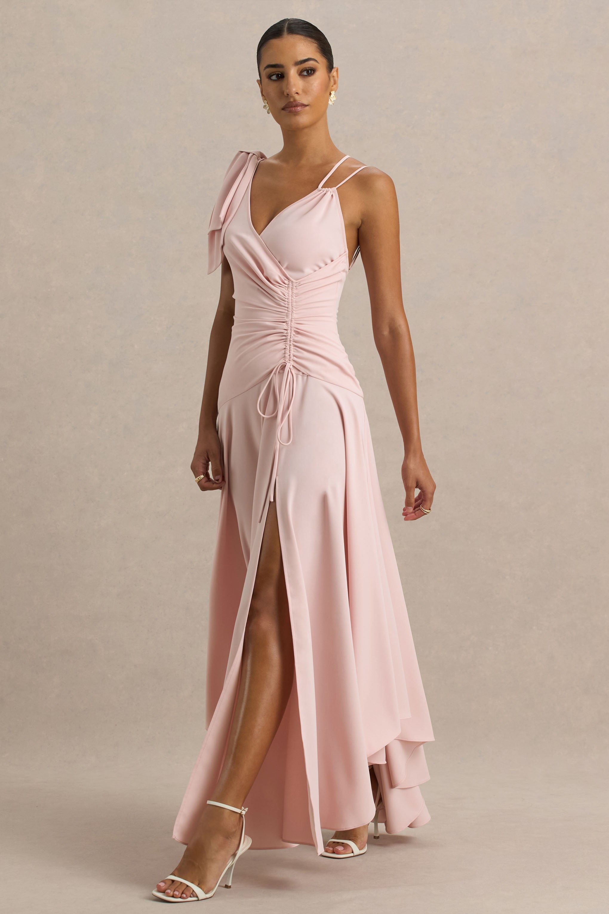 Julieta | Babyrosa Maxikleid mit asymmetrischem Ausschnitt, Raffung und hohem Frontschlitz.
