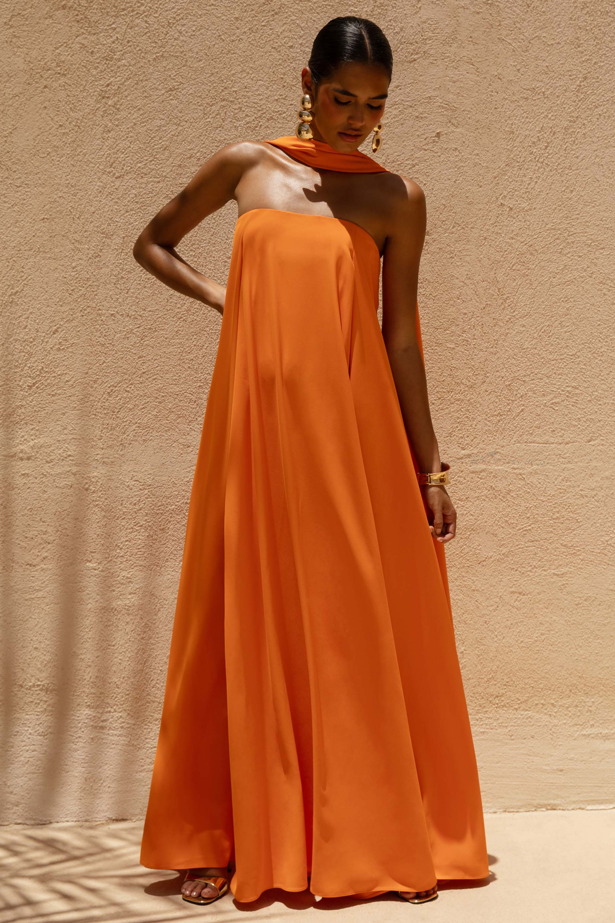 Cerise | Orangefarbenes High-Neck-Maxikleid mit offenem Rücken