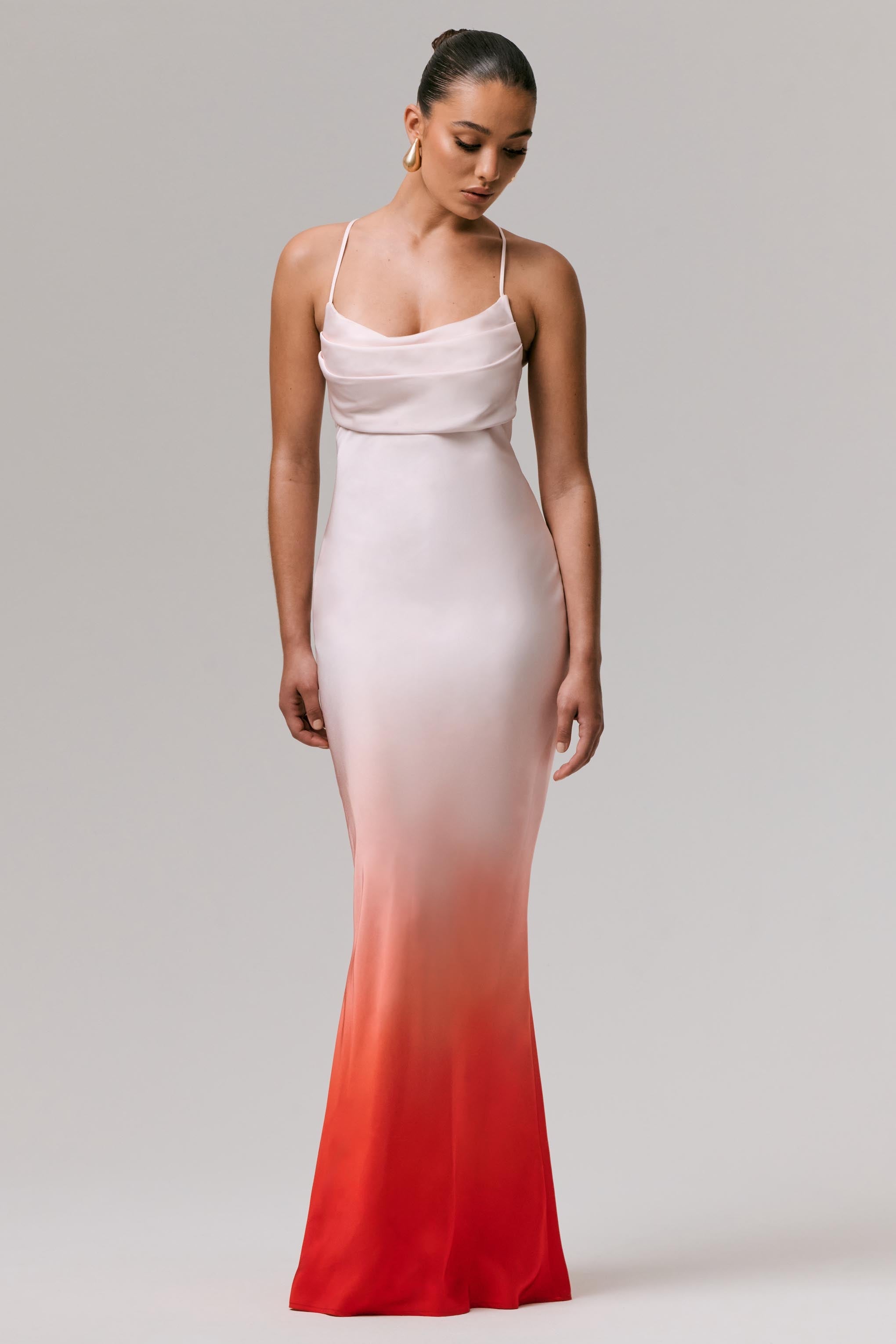 Lucie | Rotes Ombre-Satin-Maxikleid mit Wasserfallausschnitt