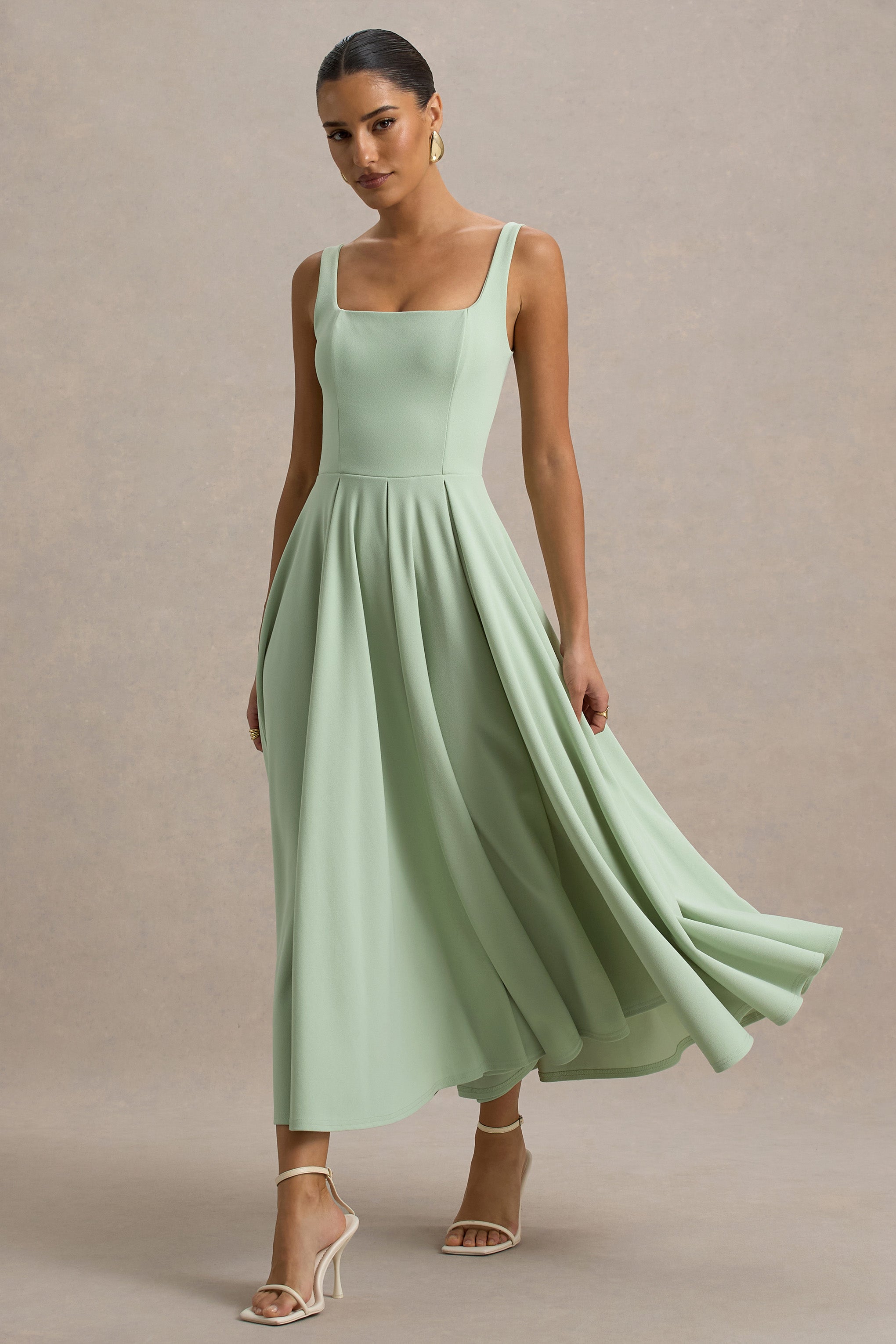 Parina | Hellgrünes Midikleid mit Trägern und Volantsaum