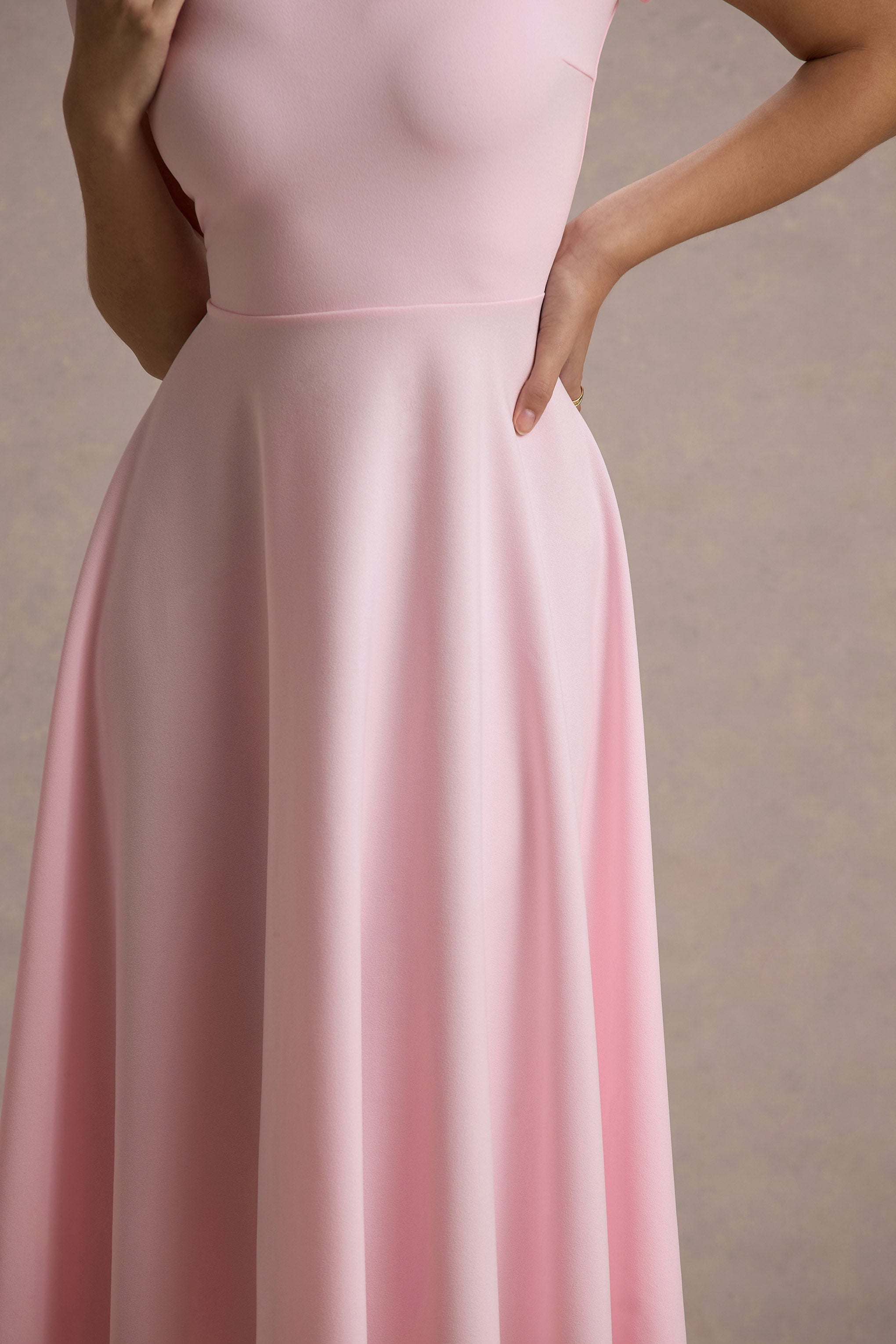 Bellona | Rosa Midi-Kleid mit hohem Kragen und High-Low-Saum