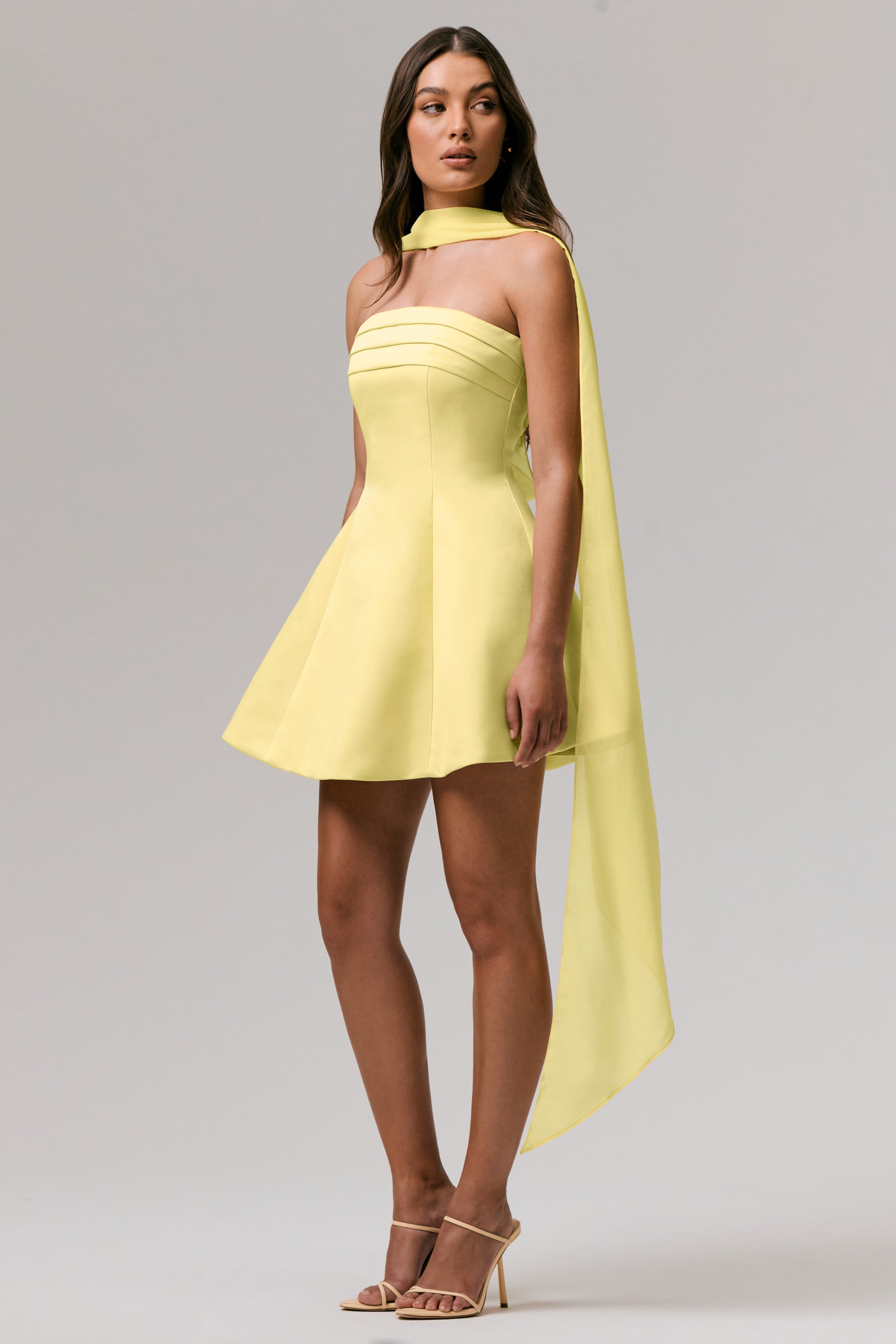 Love Me | Zitronengelbes Satin-Minikleid im Skater-Stil mit Chiffonschärpe