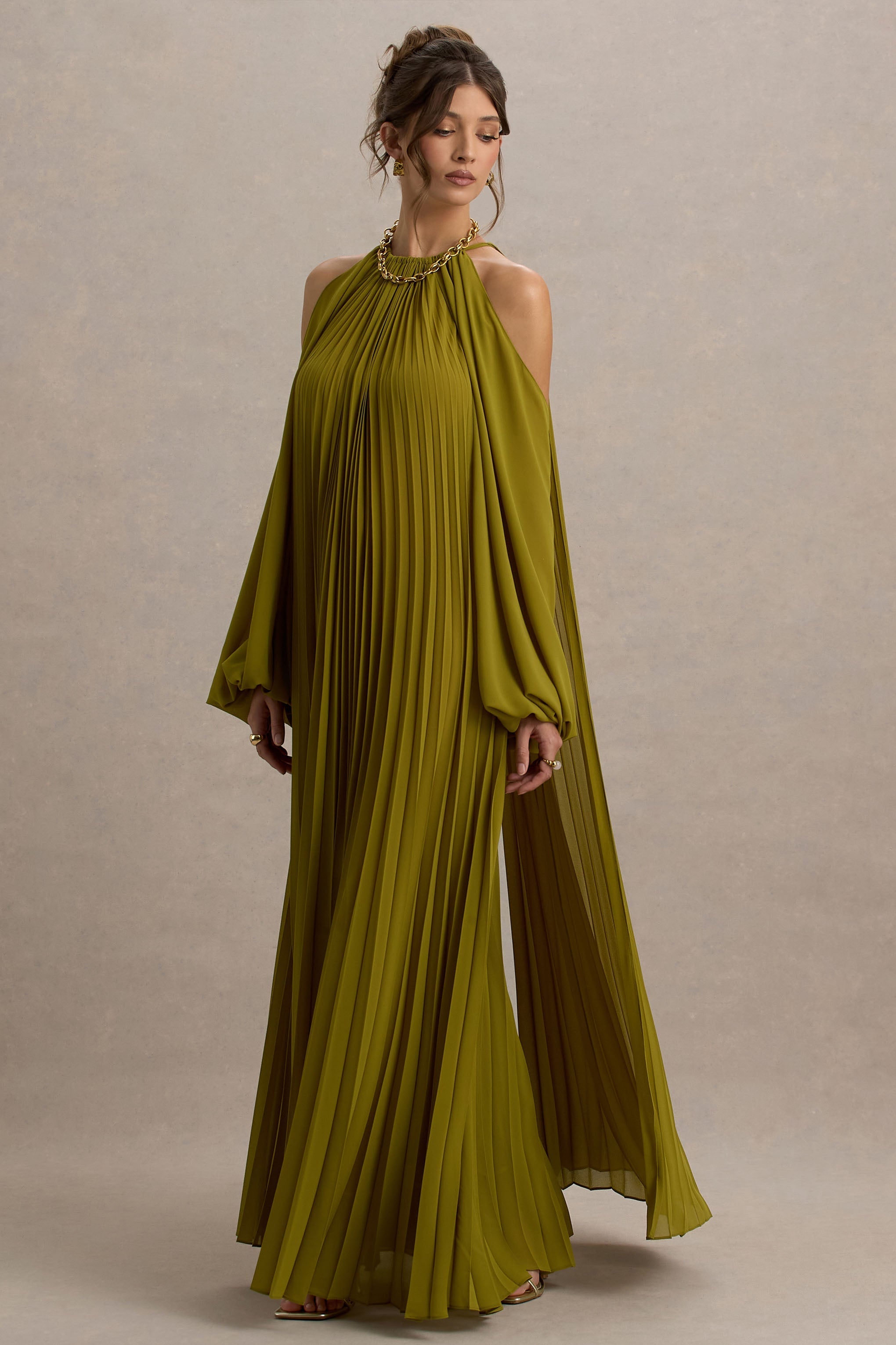 Reyna | Olivgrünes, plissiertes Chiffon-Maxikleid mit schulterfreiem Design