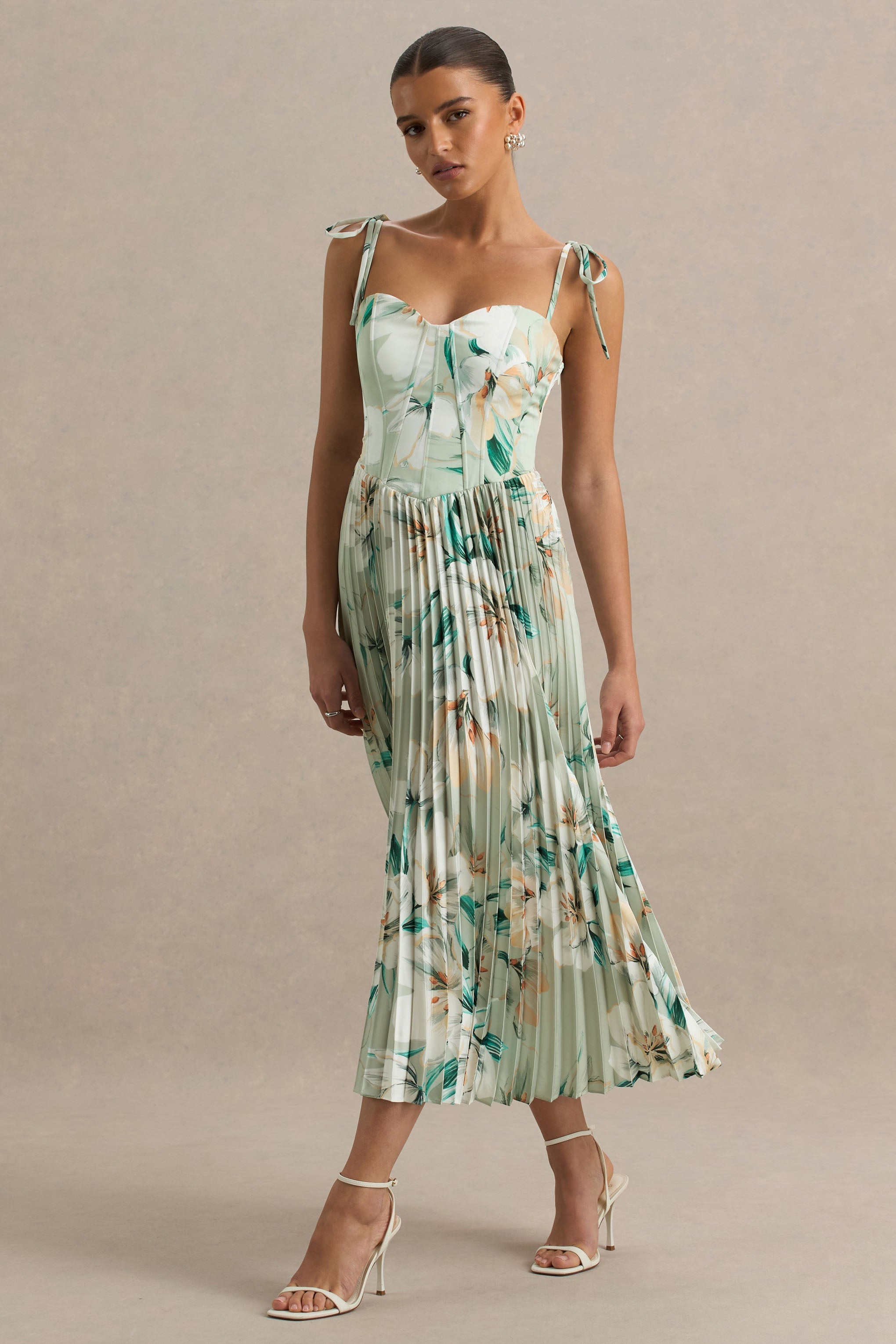 Peyton | Grünes Satin-Midikleid mit Blumenmuster und herzförmigem Ausschnitt sowie plissierten Details.