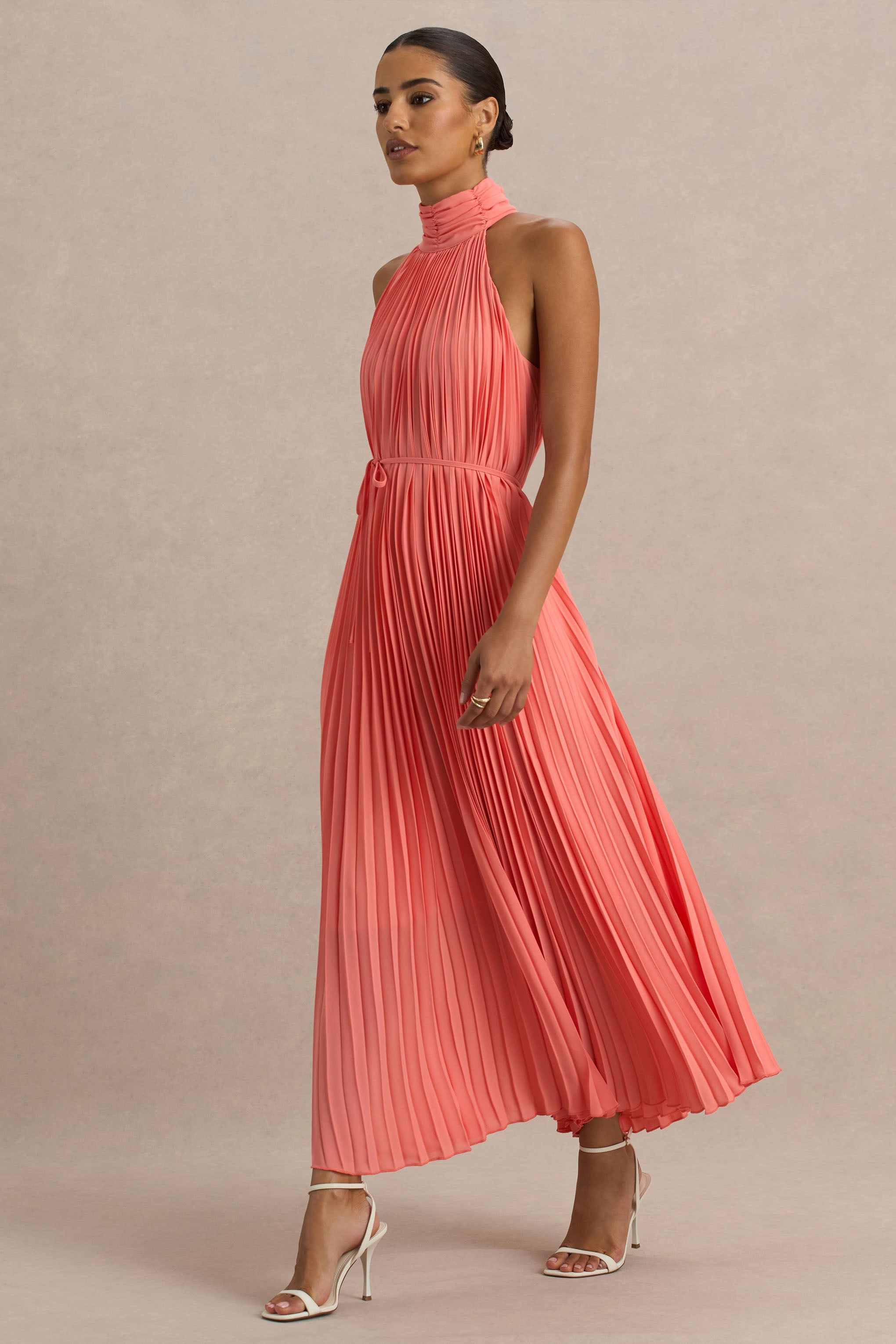 Tulip | Korallenrotes Plissiertes Maxikleid mit hohem Kragen