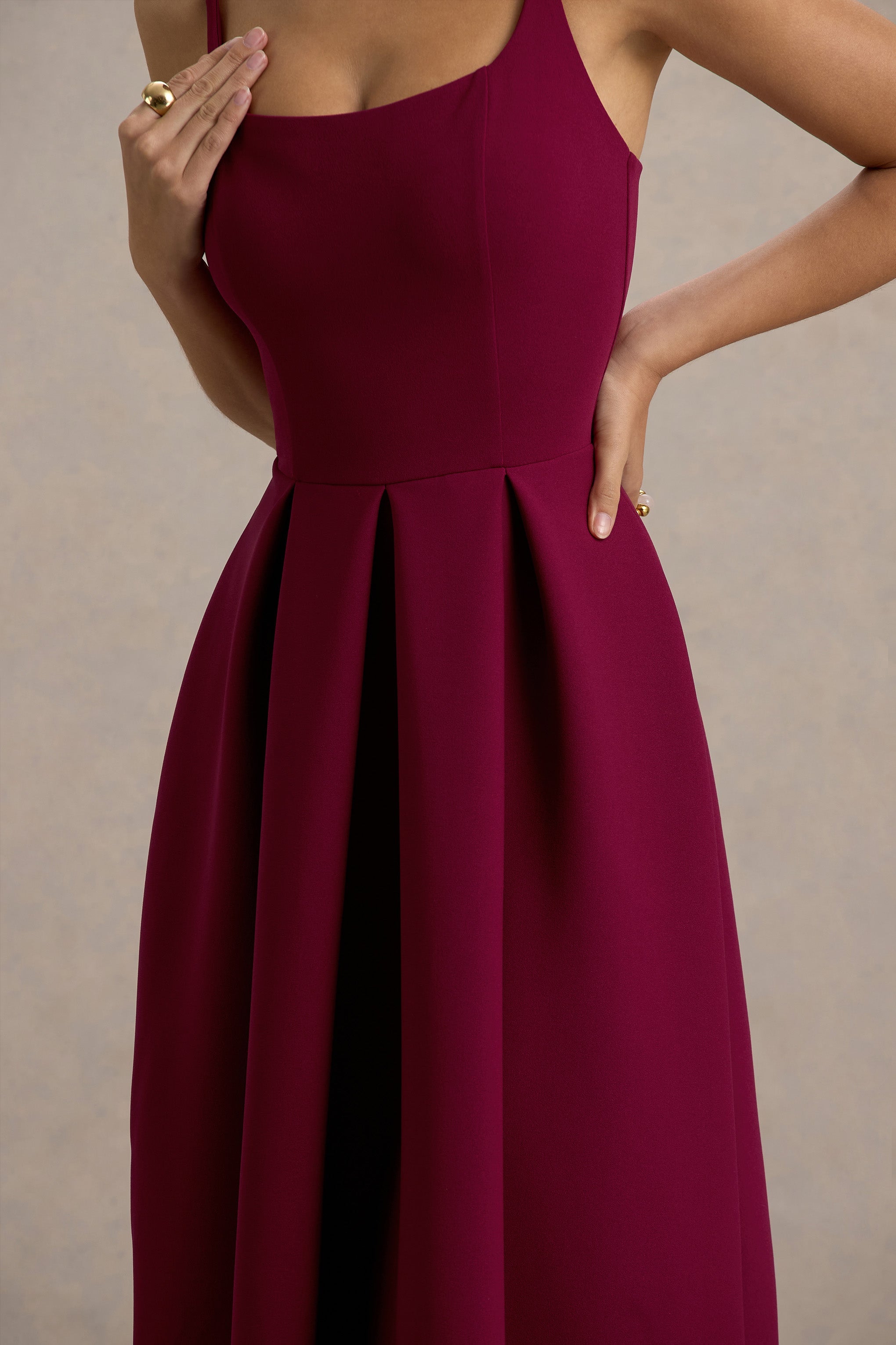 Bambina | Burgunderrotes Maxikleid mit Falten und Rundhalsausschnitt