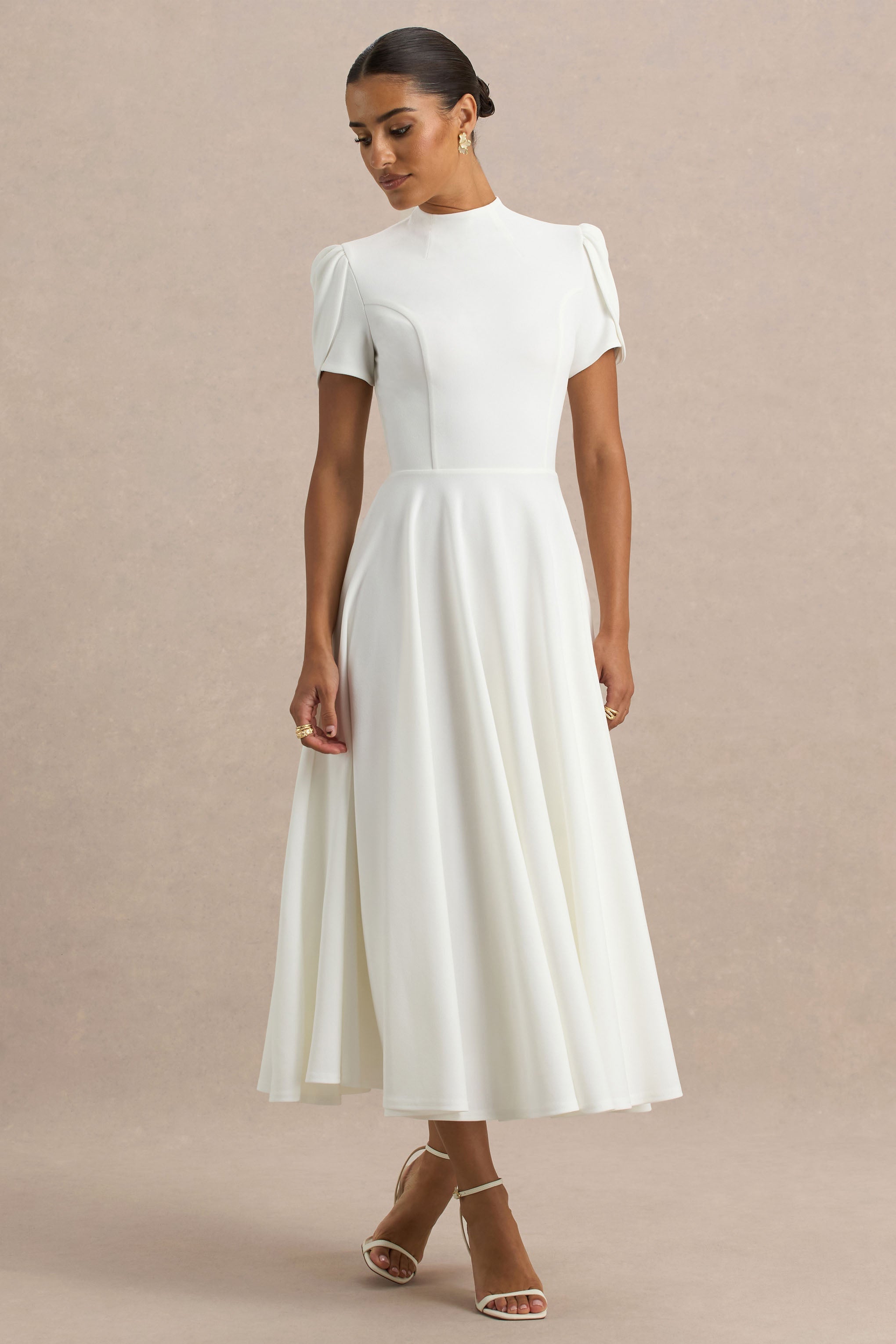 Vicky | Weißes Midikleid mit hohem Ausschnitt und Puffärmeln.