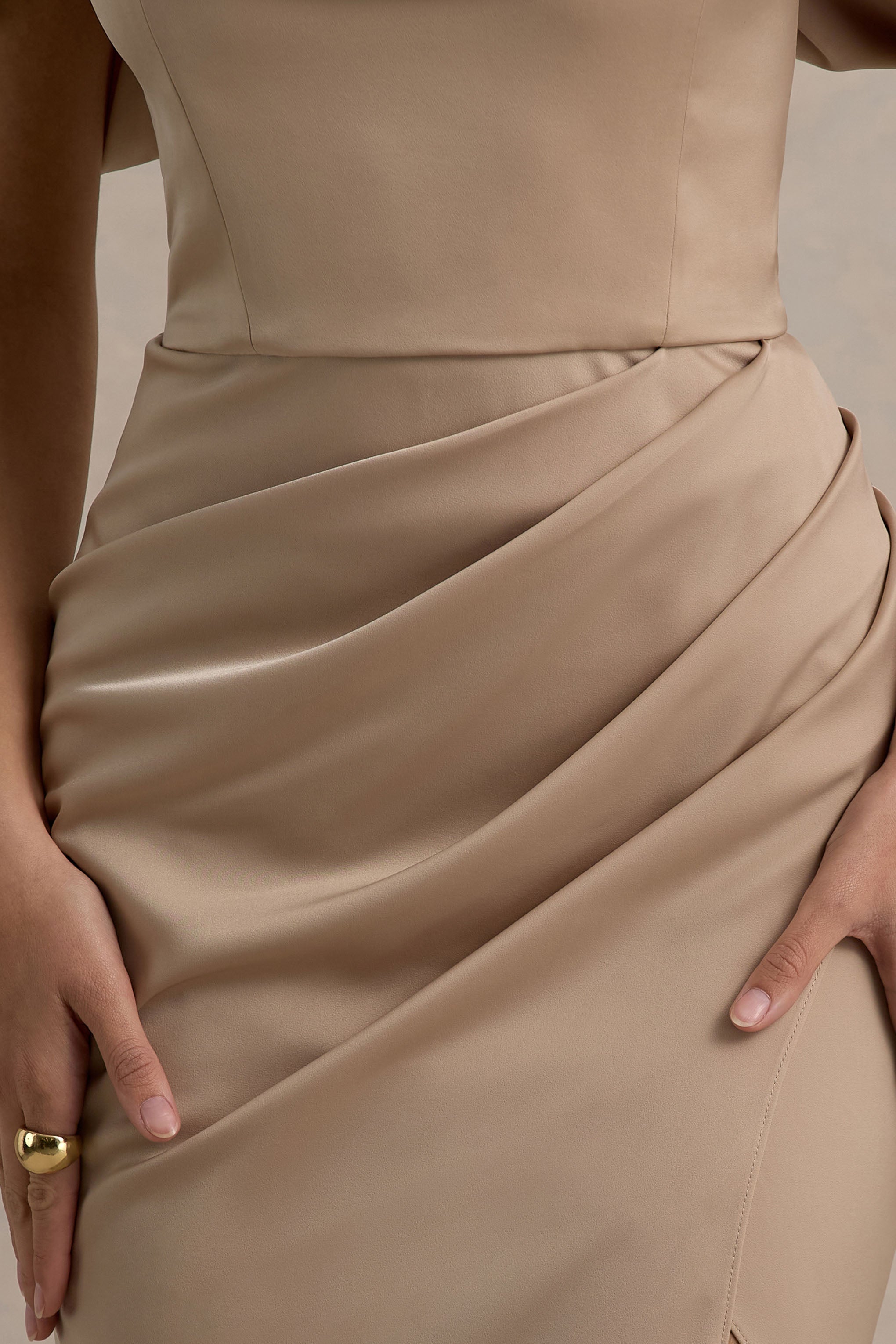 Annie | Champagnerfarbenes Satin-Bardot-Maxikleid mit Wickelrock und Seitenschlitz
