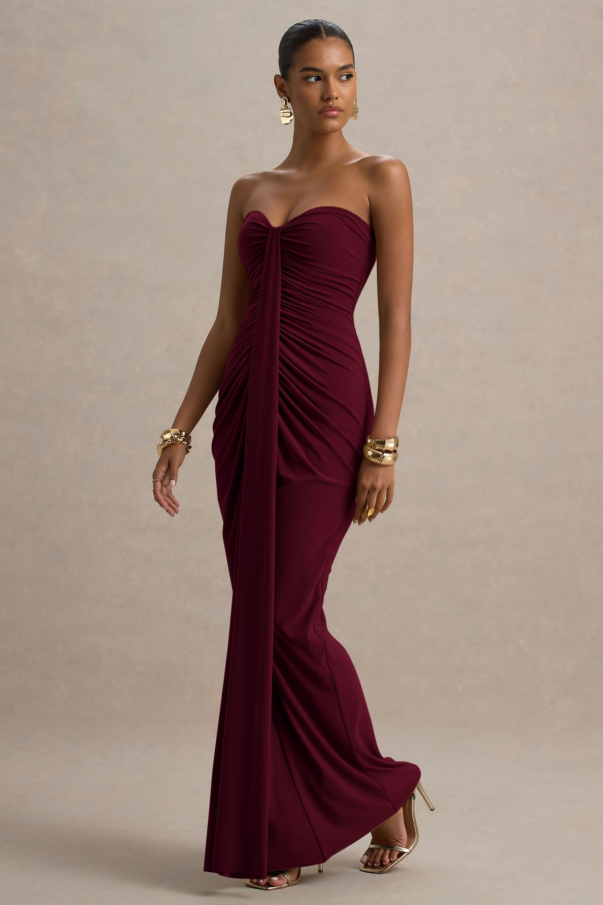 Ali | Burgunderfarbenes Maxikleid mit Sweetheart-Ausschnitt und Rüschen