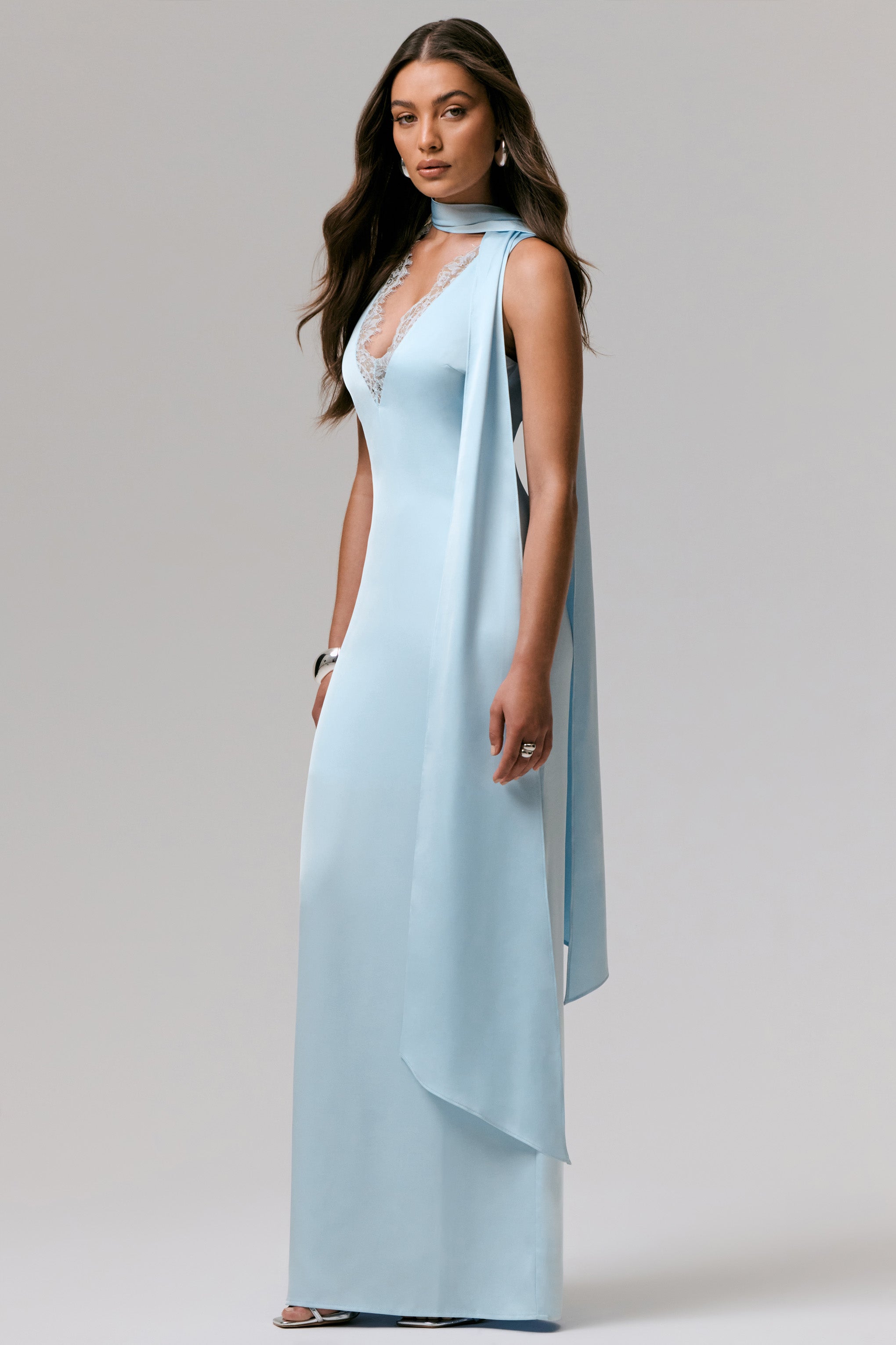 True Icon | Puderblaues Satin-Maxikleid mit hohem Kragen und Schleife