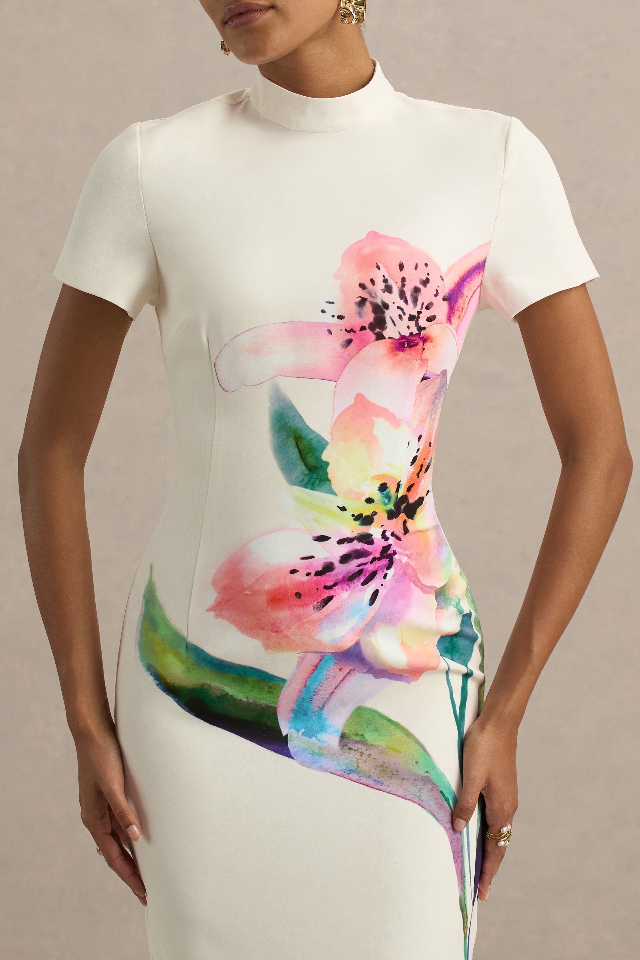 Hessie | Weißes Maxikleid mit hohem Kragen und Lilienprint