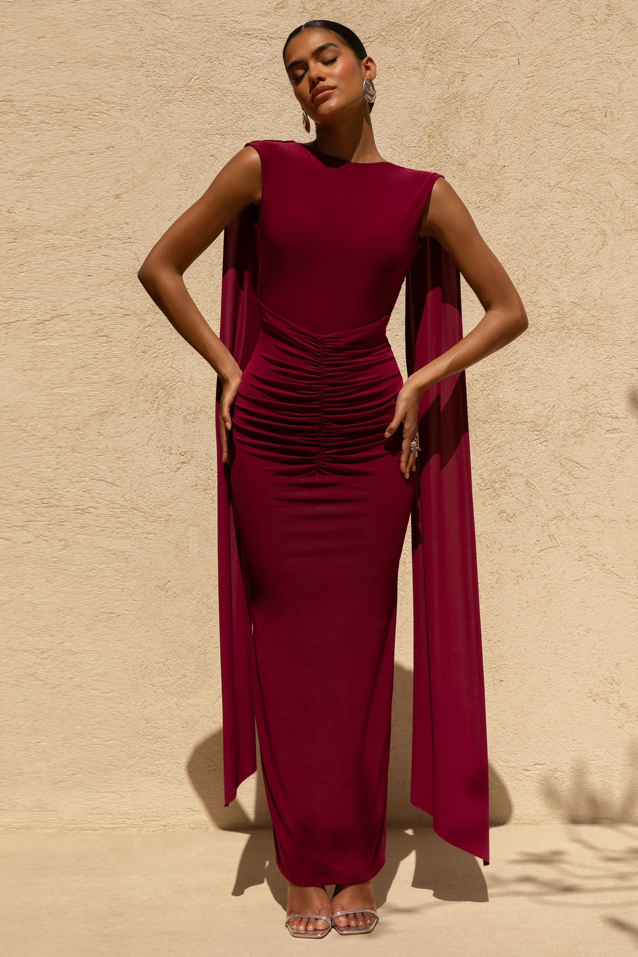 Saige | Bordeauxfarbenes Maxikleid mit gerafften und kurzen Ärmeln.
