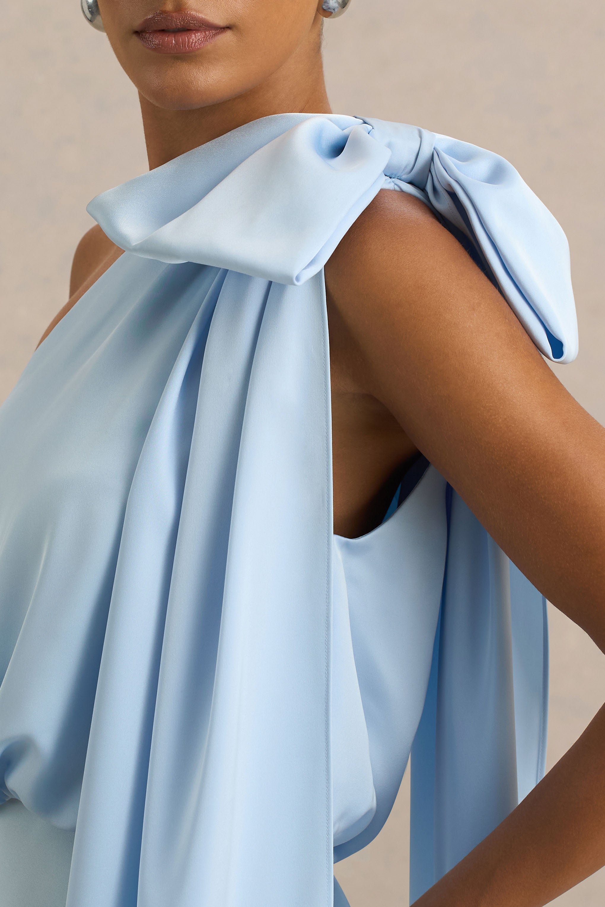 Celestia | Asymmetrisches Midikleid in Puderblau mit Cape-Detail