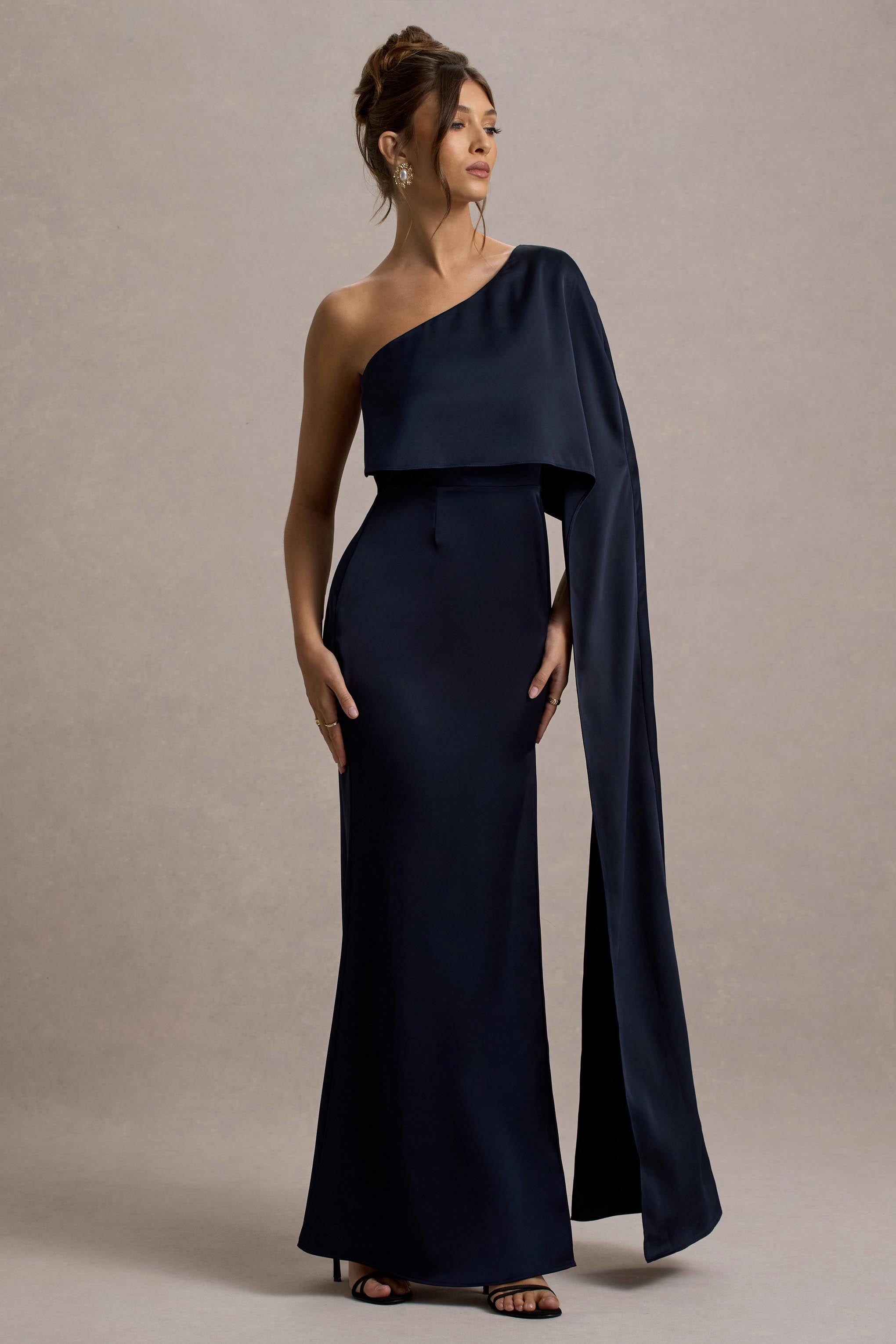 Amora | Marineblaues Satin-Maxikleid mit asymmetrischen Cape-Ärmeln und Schlitz