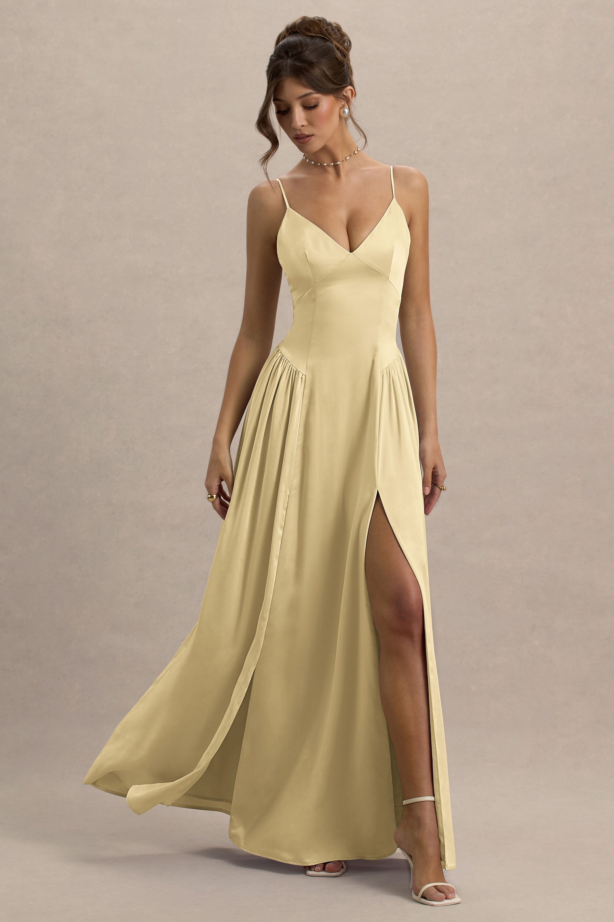 Jonas | Zitronengelbes Maxikleid mit tiefem Ausschnitt und Spaghettiträgern.