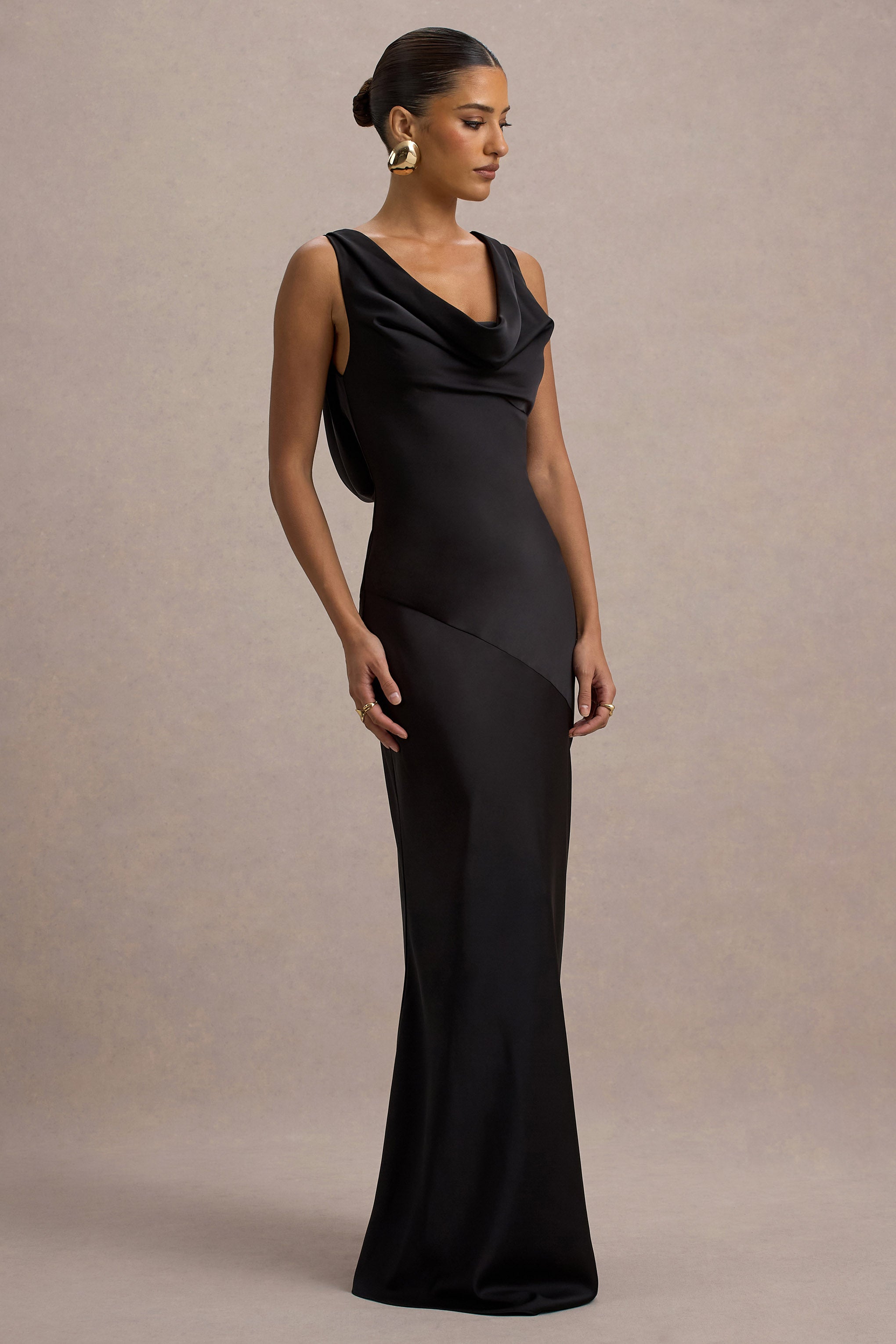 Alesso | Schwarzes Satin-Maxikleid mit Wasserfallausschnitt