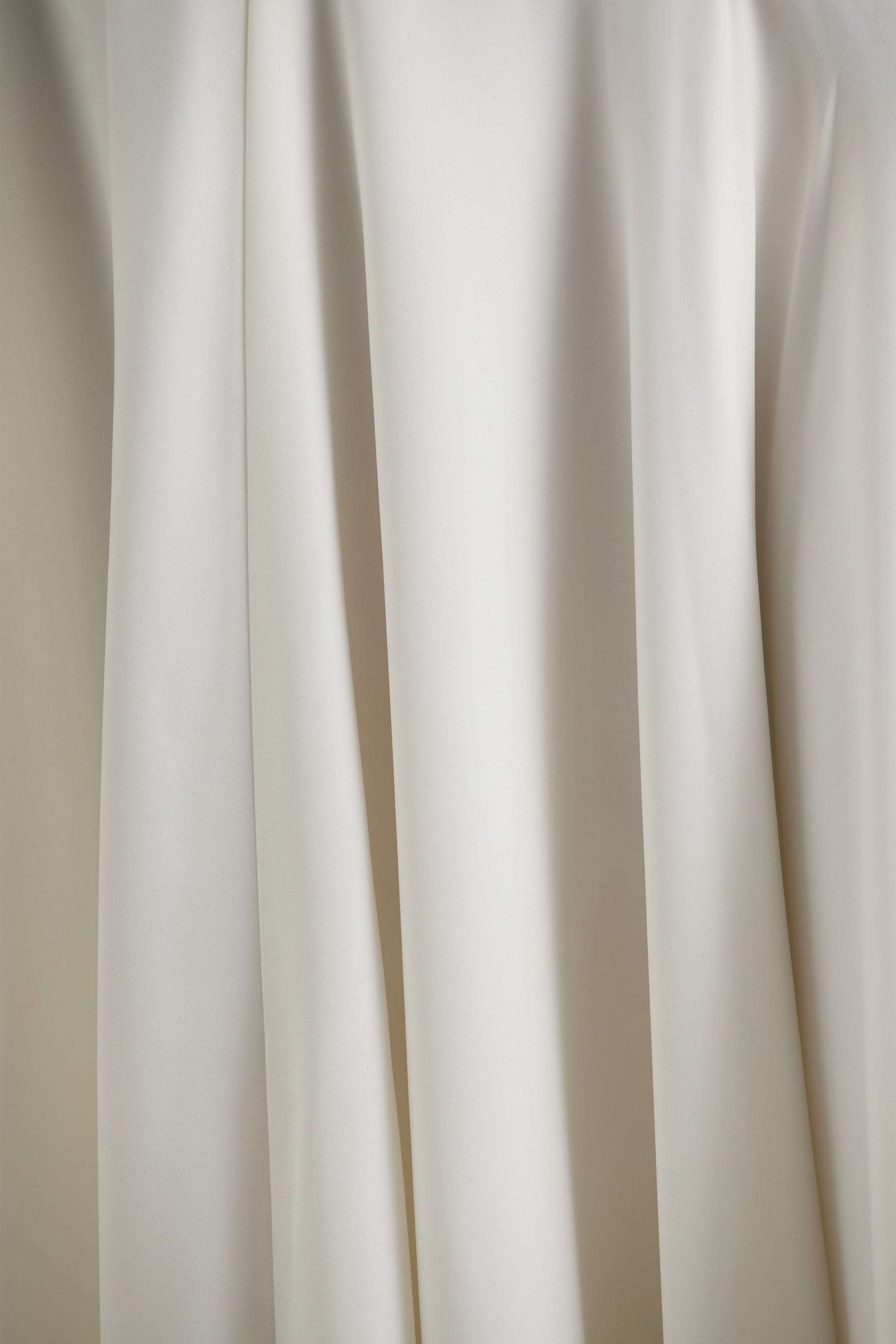 Luscious | Weiß-Schwarzes Maxikleid mit hohem Ausschnitt, Taillenabfall und Schleifendetail