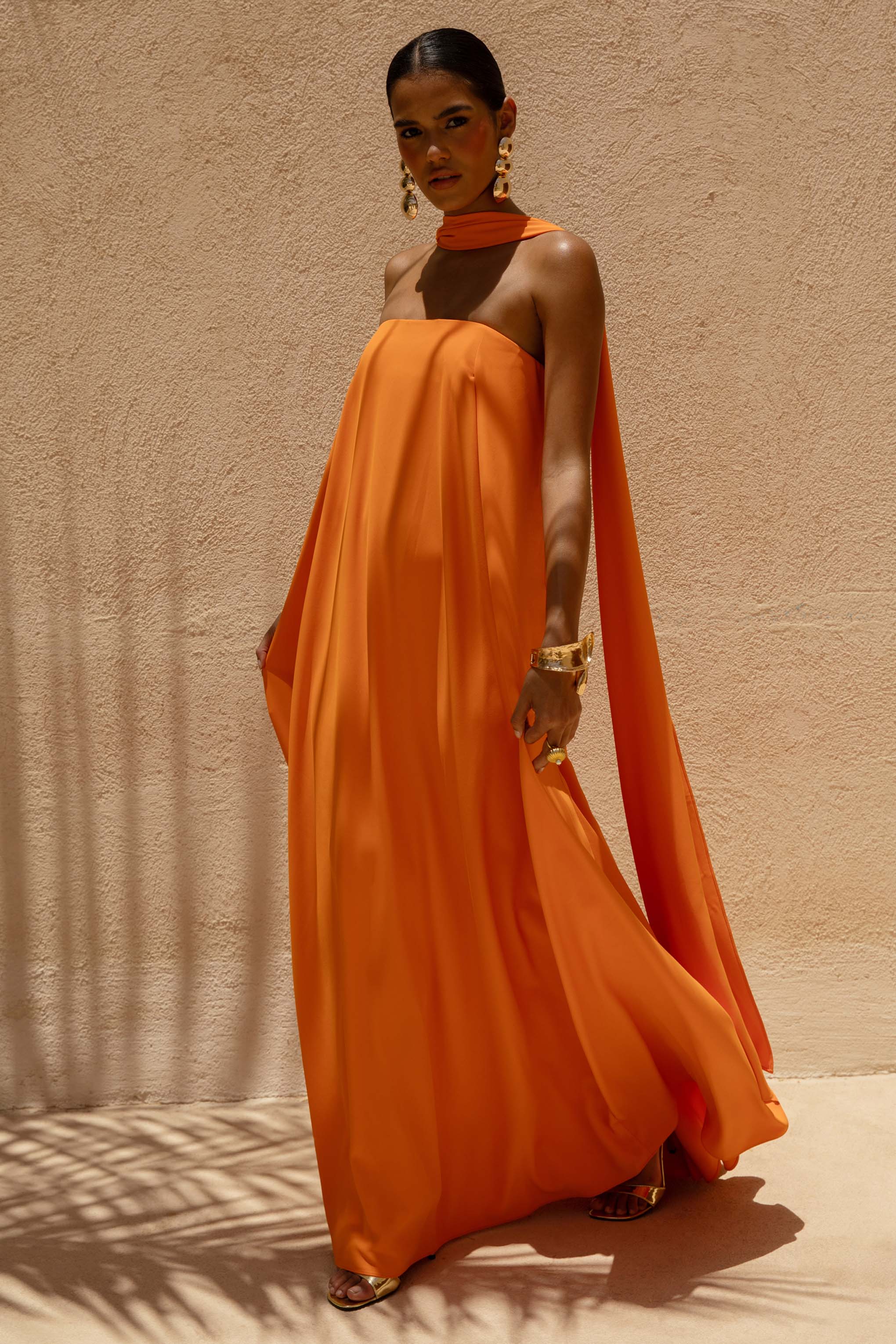 Cerise | Orangefarbenes High-Neck-Maxikleid mit offenem Rücken