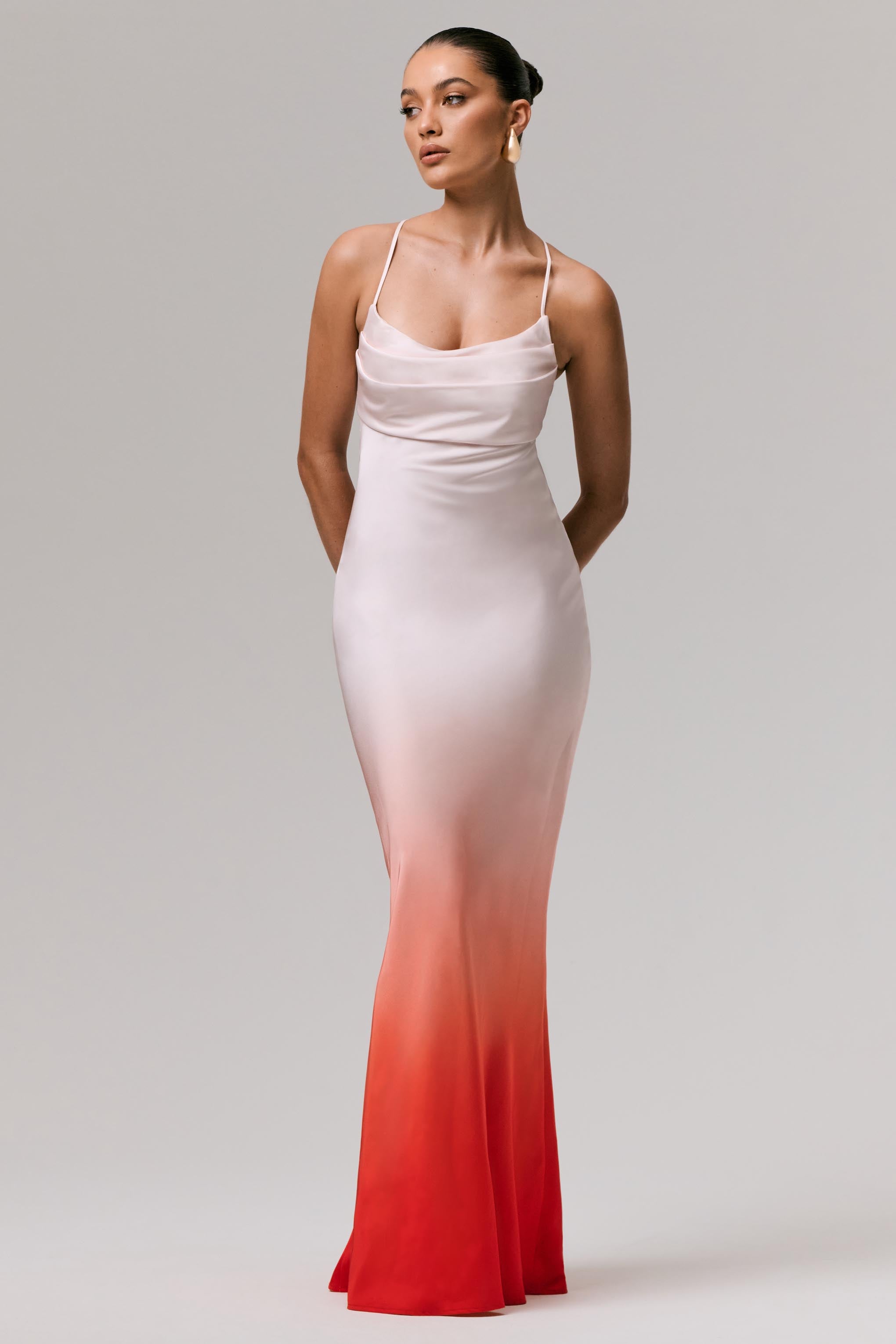 Lucie | Rotes Ombre-Satin-Maxikleid mit Wasserfallausschnitt