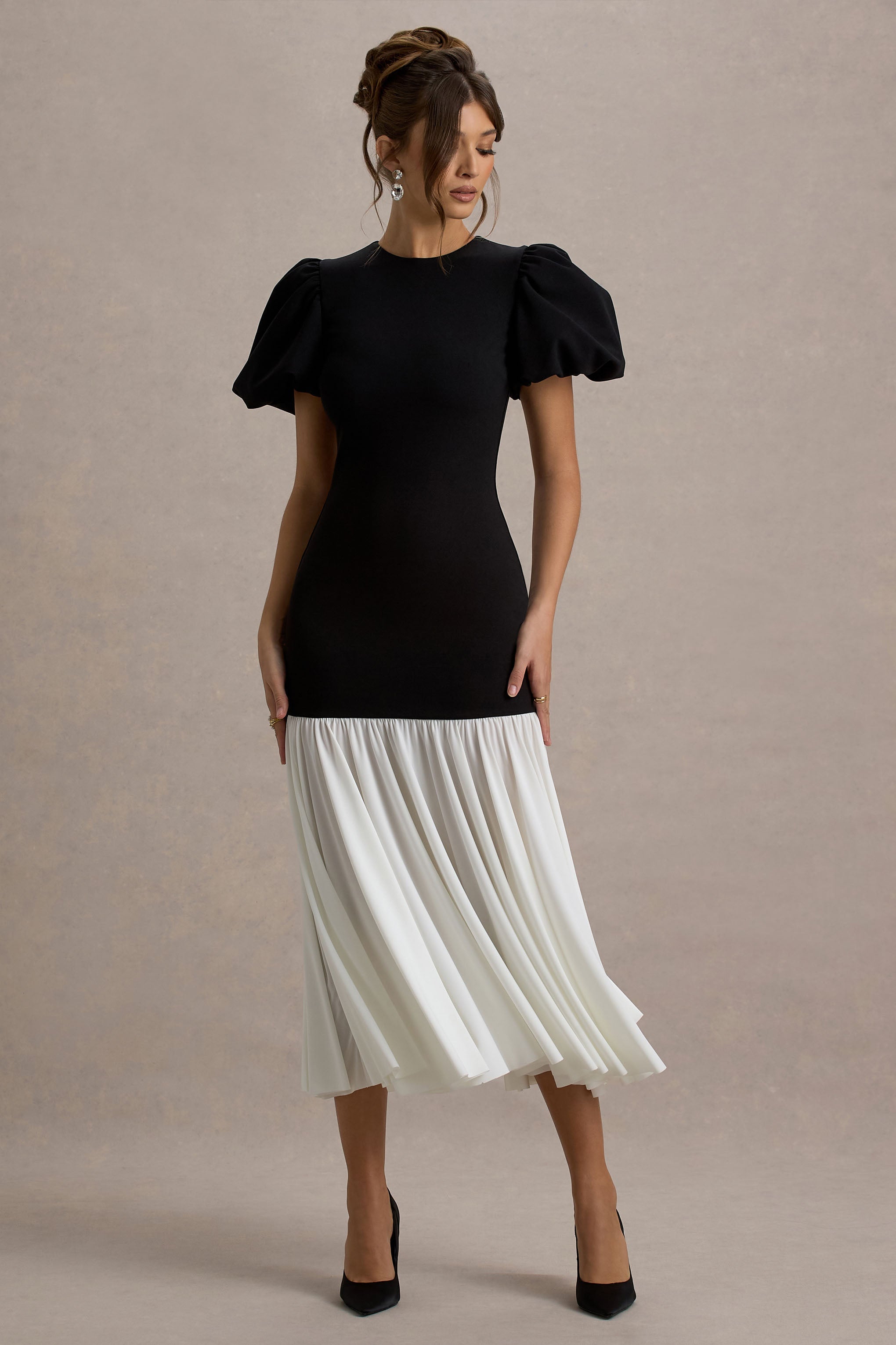 Cinzia | Schwarz-weißes Midikleid mit Puffärmeln und voluminösem Saum