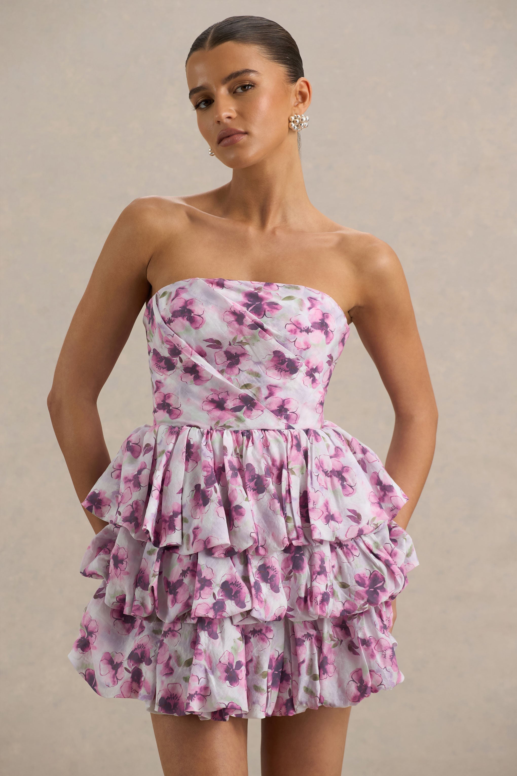 Swirl | Cremefarbenes, geblümtes Bandeau-Puffball-Minikleid mit Rüschendetails.