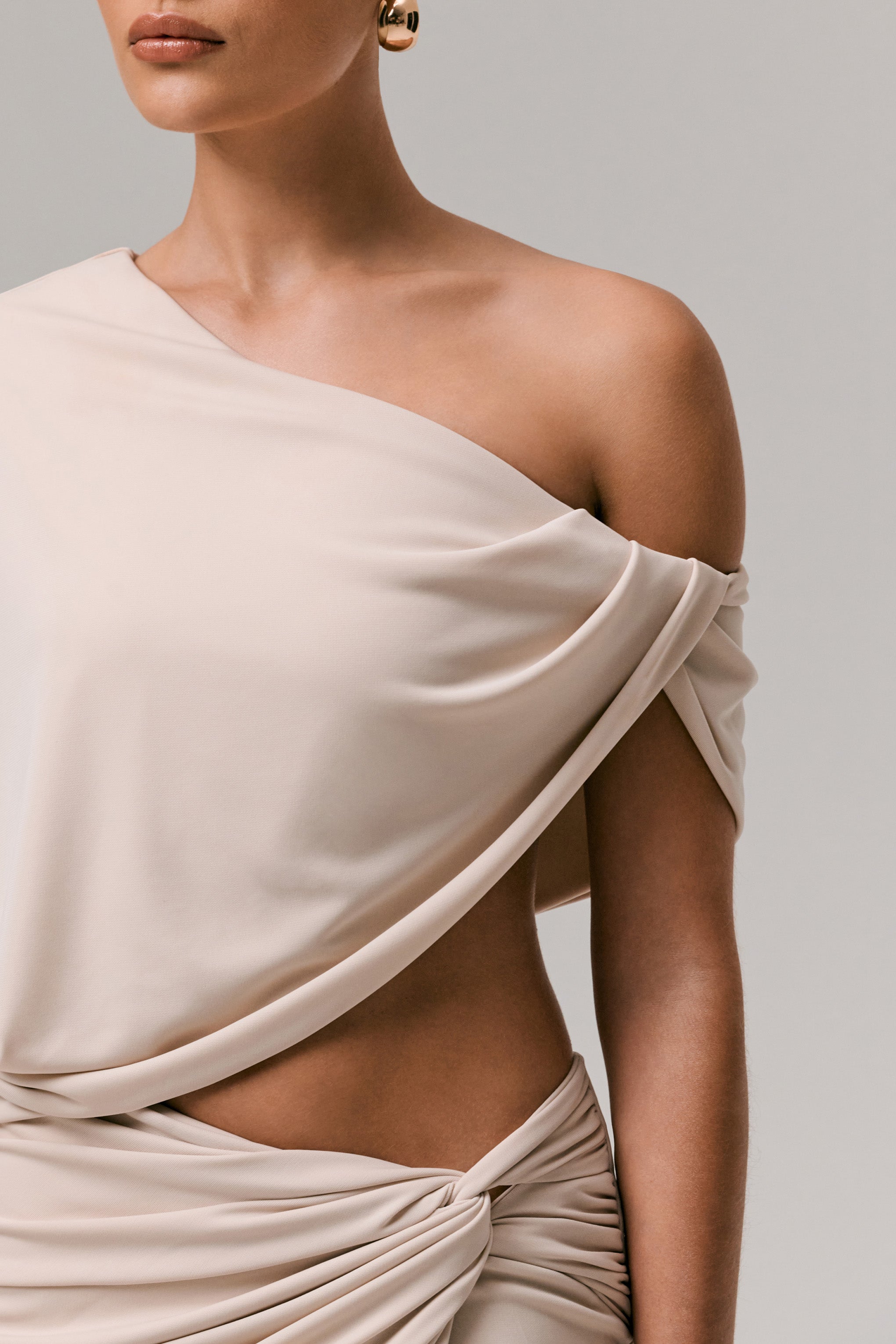 Dua | Steinfarbenes Asymmetrisches One-Shoulder-Top mit Drapierung