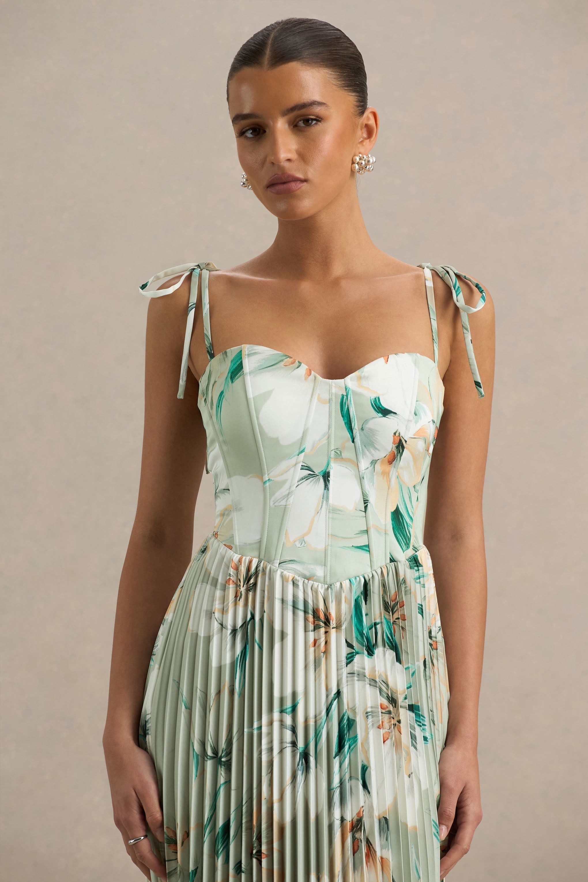 Peyton | Grünes Satin-Midikleid mit Blumenmuster und herzförmigem Ausschnitt sowie plissierten Details.