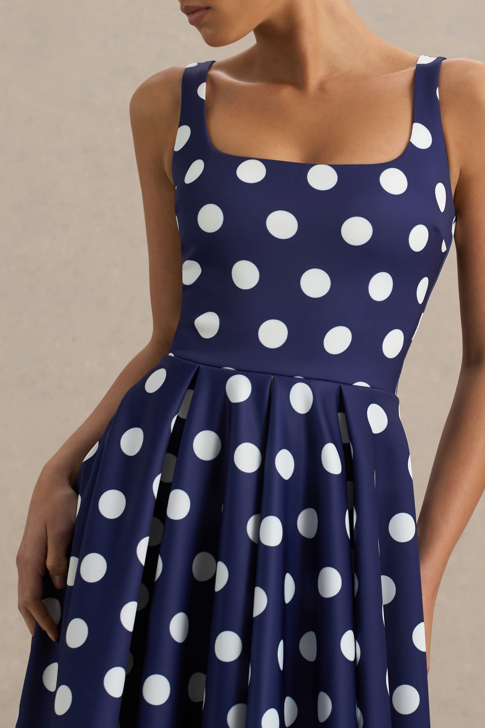 Berta | Marineblau-weißes Midikleid mit Polka-Dots und eckigem Ausschnitt