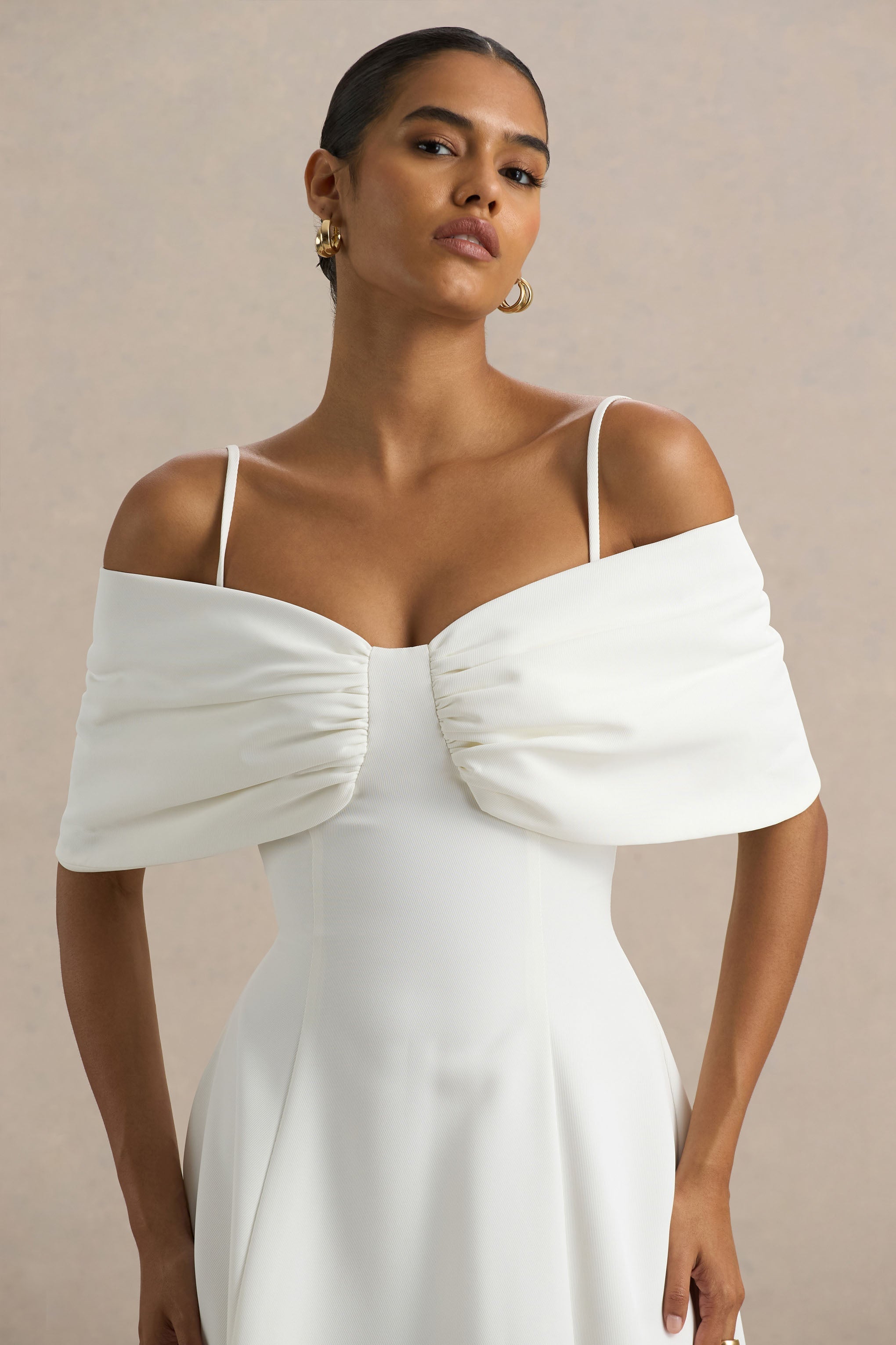 Hettie | Weißes Bardot-Midikleid mit kurzen Ärmeln und Schleifendetail.
