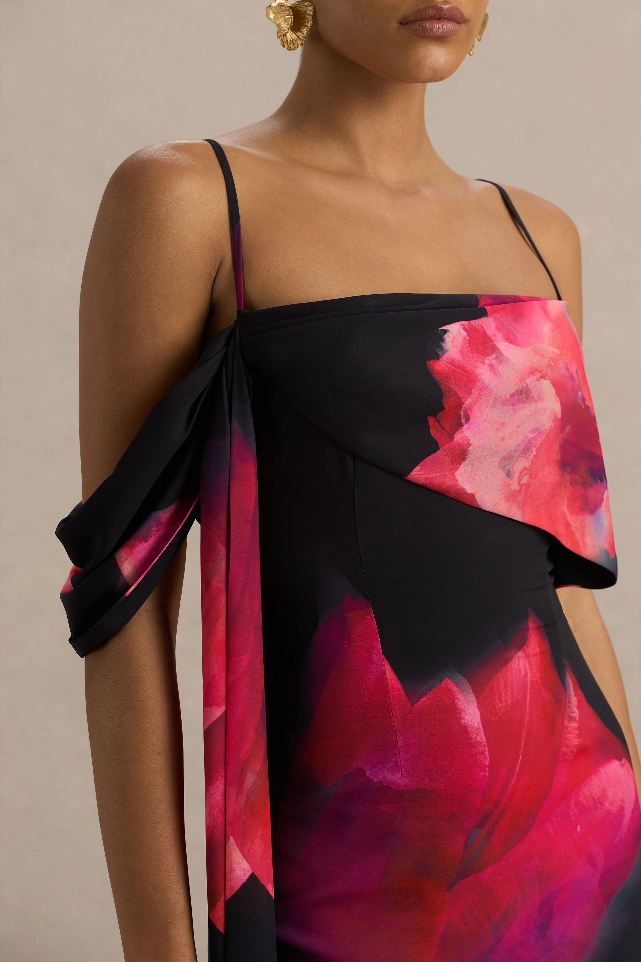 Leonara | Schwarz-rosa Blumenmuster-Maxikleid mit Wasserfallausschnitt und einem Ärmel
