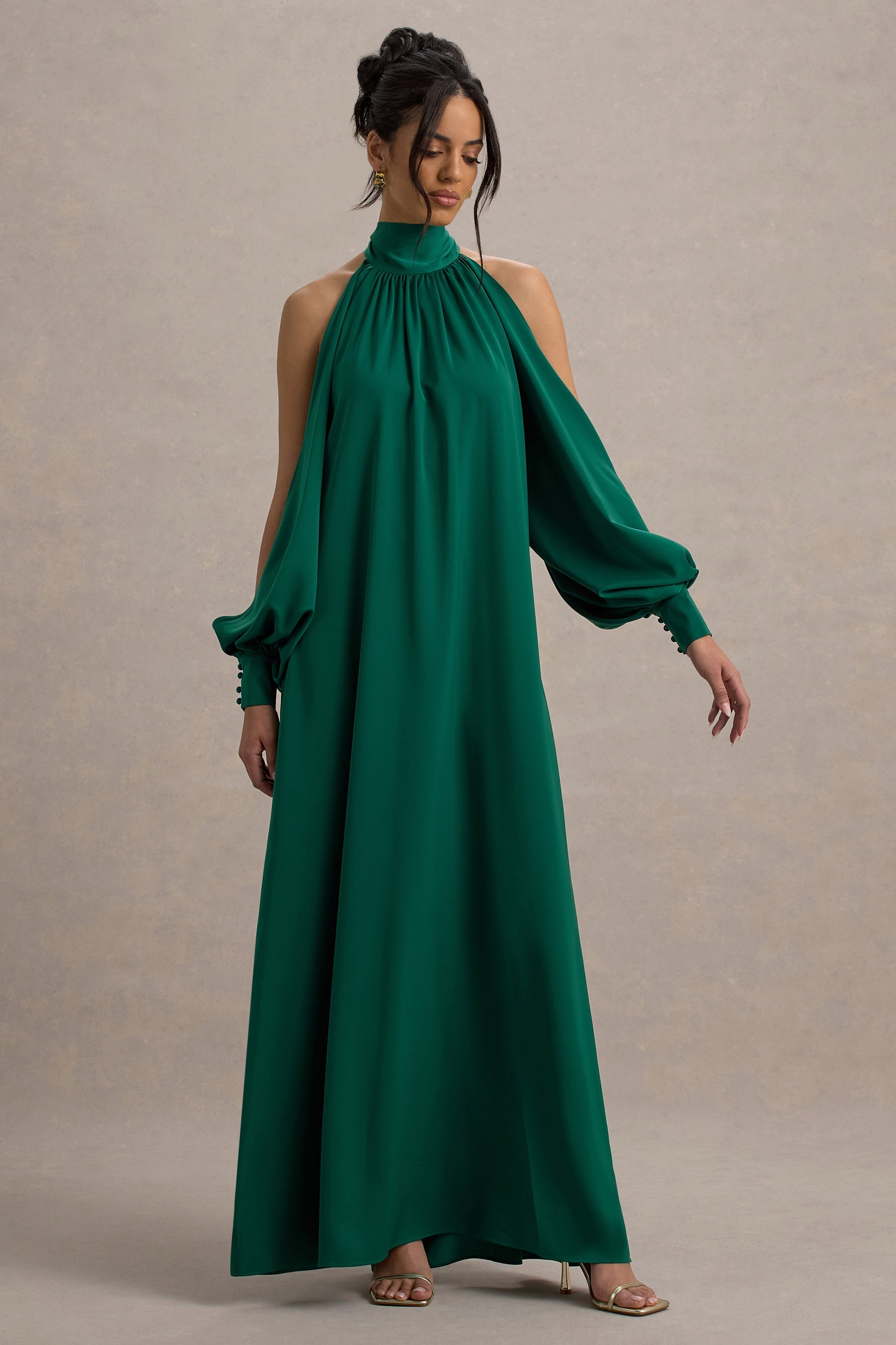 Baila | Flaschengrünes Satin-Maxikleid mit hohem Kragen und Cape-Ärmeln.