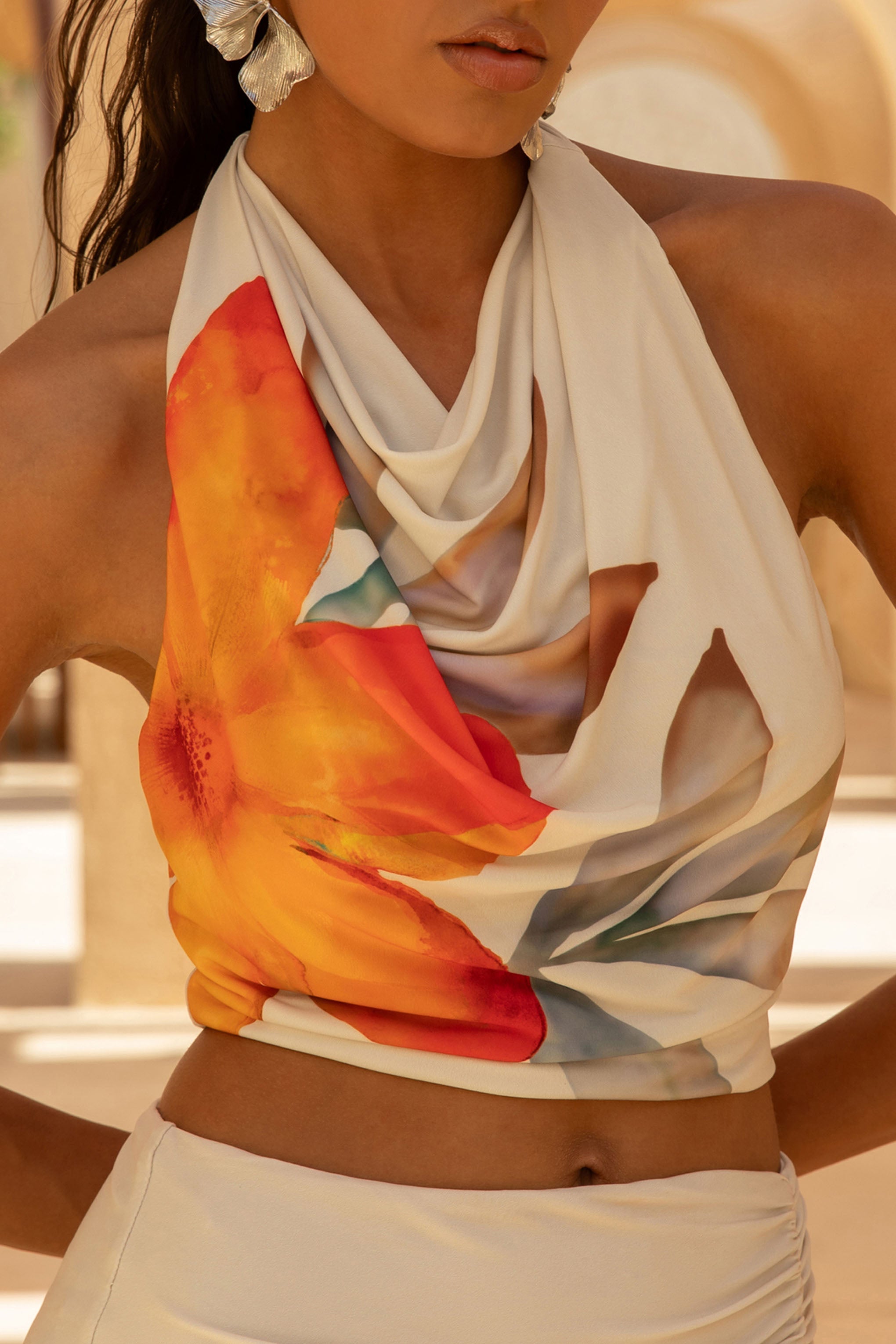Calla | Orangefarbener Crop-Top mit Blumenmuster und hohem Kragen