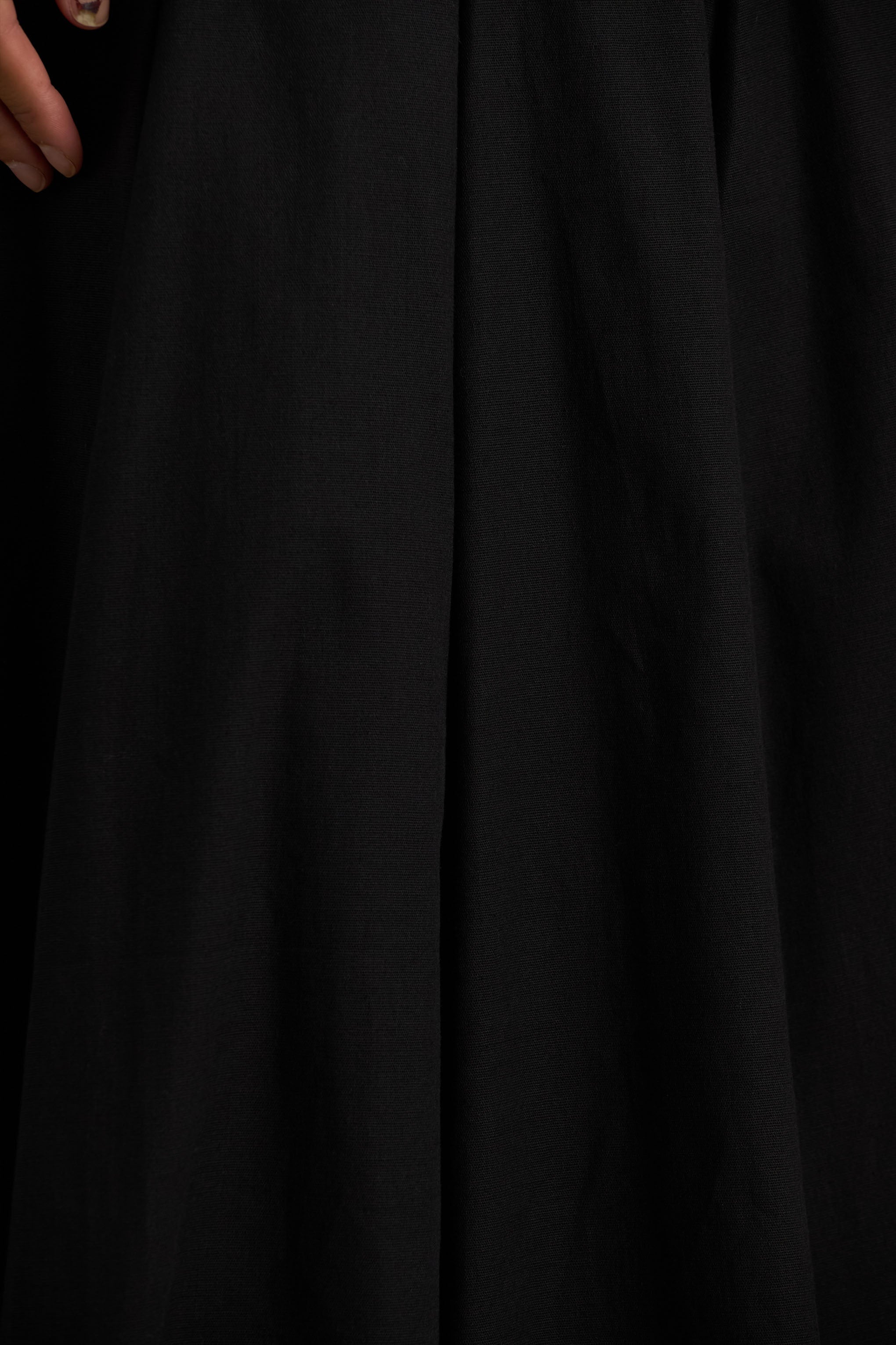 Magnolia | Schwarzes Midikleid mit Rundhalsausschnitt, tief sitzender Taille und Rüschen-Details.