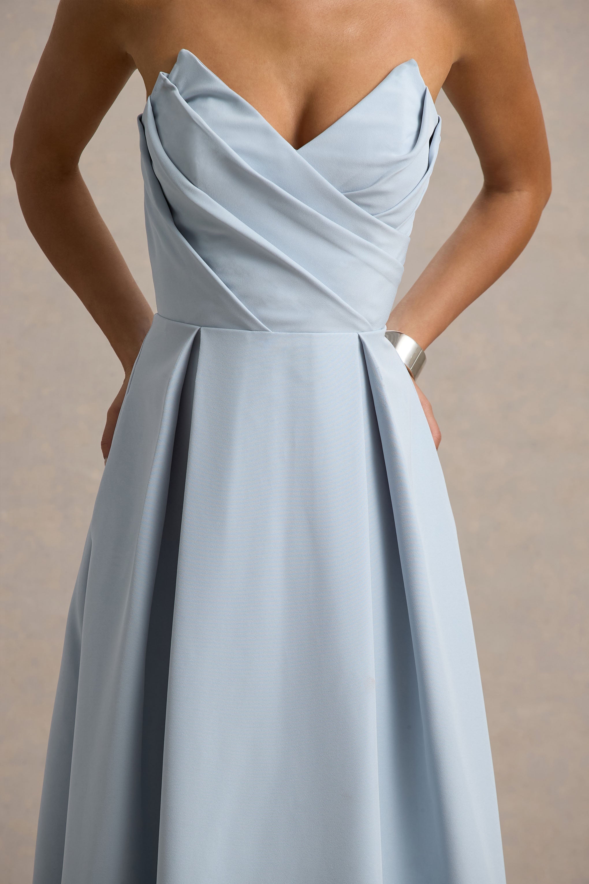 Reigning Beauty | Puderblaues Midikleid mit Sweetheart-Ausschnitt und Volantsaum