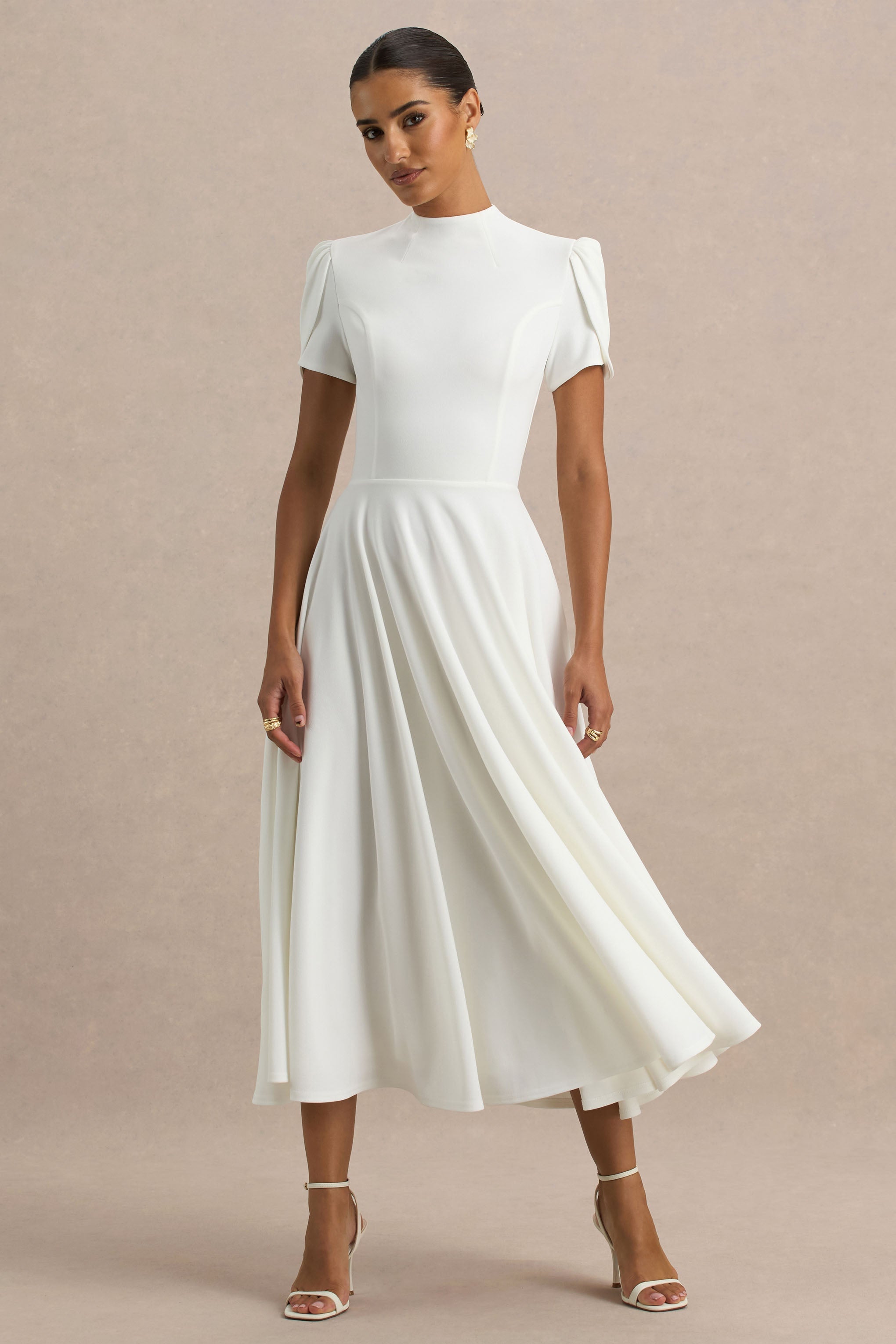 Vicky | Weißes Midikleid mit hohem Ausschnitt und Puffärmeln.