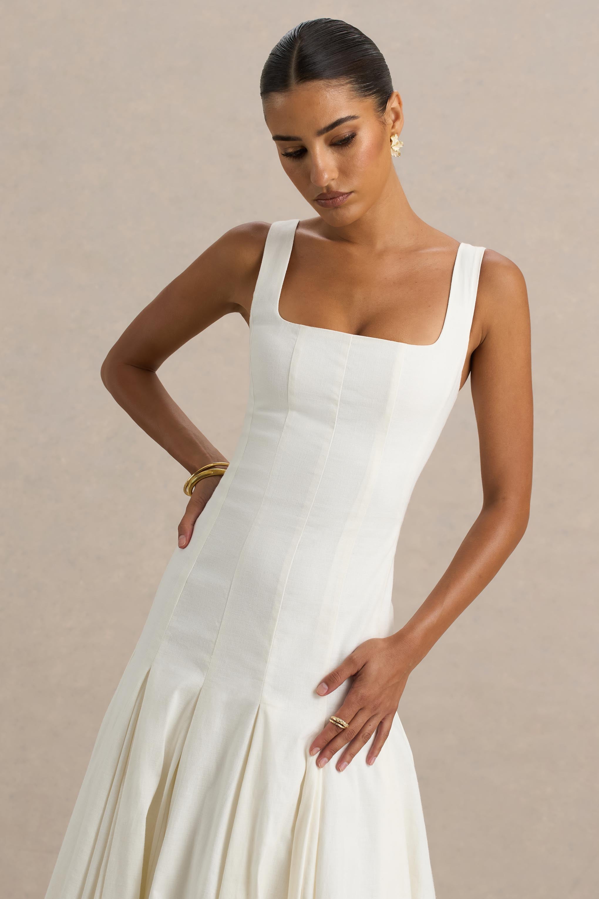 Magnolia | Weißes Midikleid mit Rundhalsausschnitt, tief sitzender Taille und Rüschendetails.