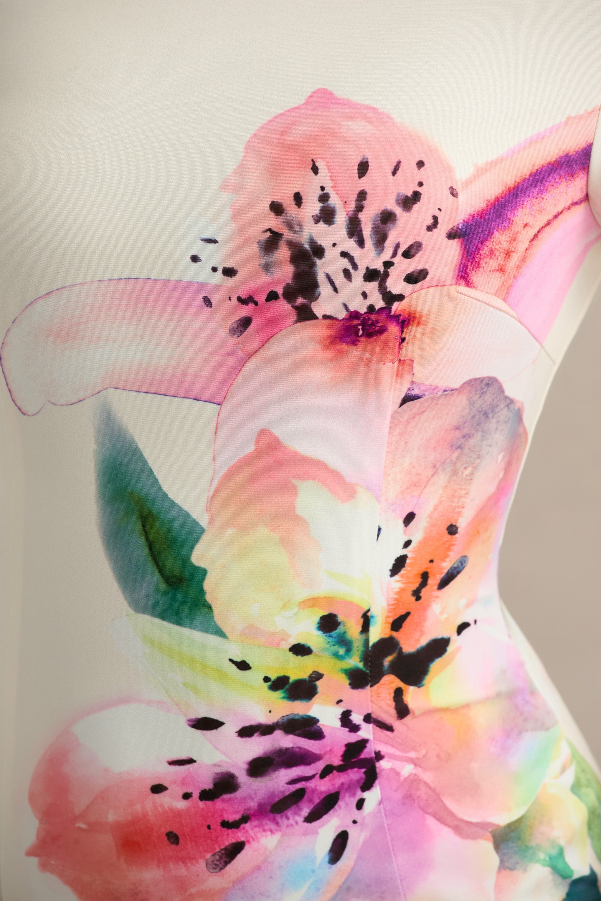 Hessie | Weißes Maxikleid mit hohem Kragen und Lilienprint