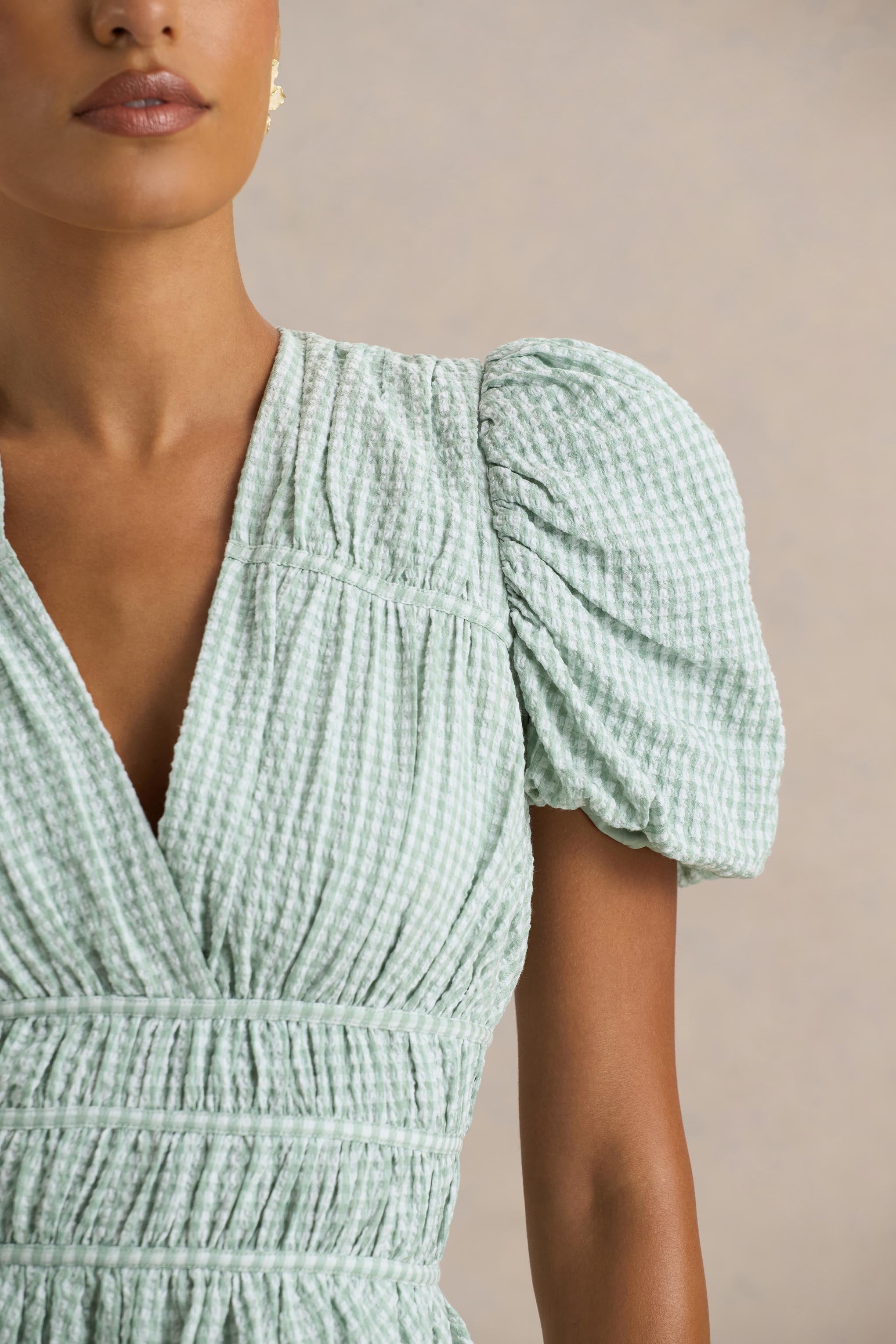 Laurelle | Grünes Minikleid mit V-Ausschnitt und Rüschen-Details
